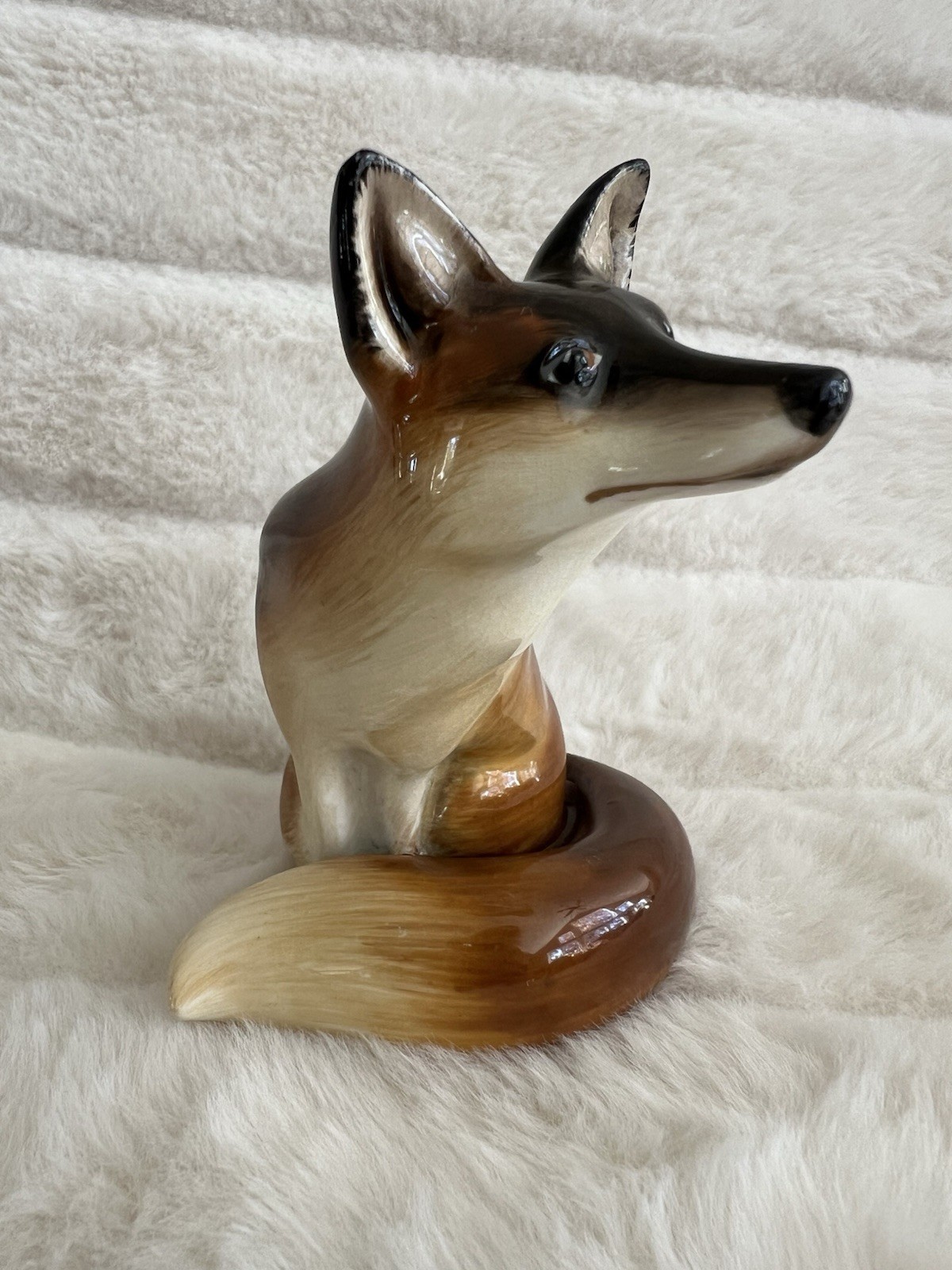 4 1/2 inch Royal Doulton RARE HN147 Sitting FOX  Porcelain Figurine. 