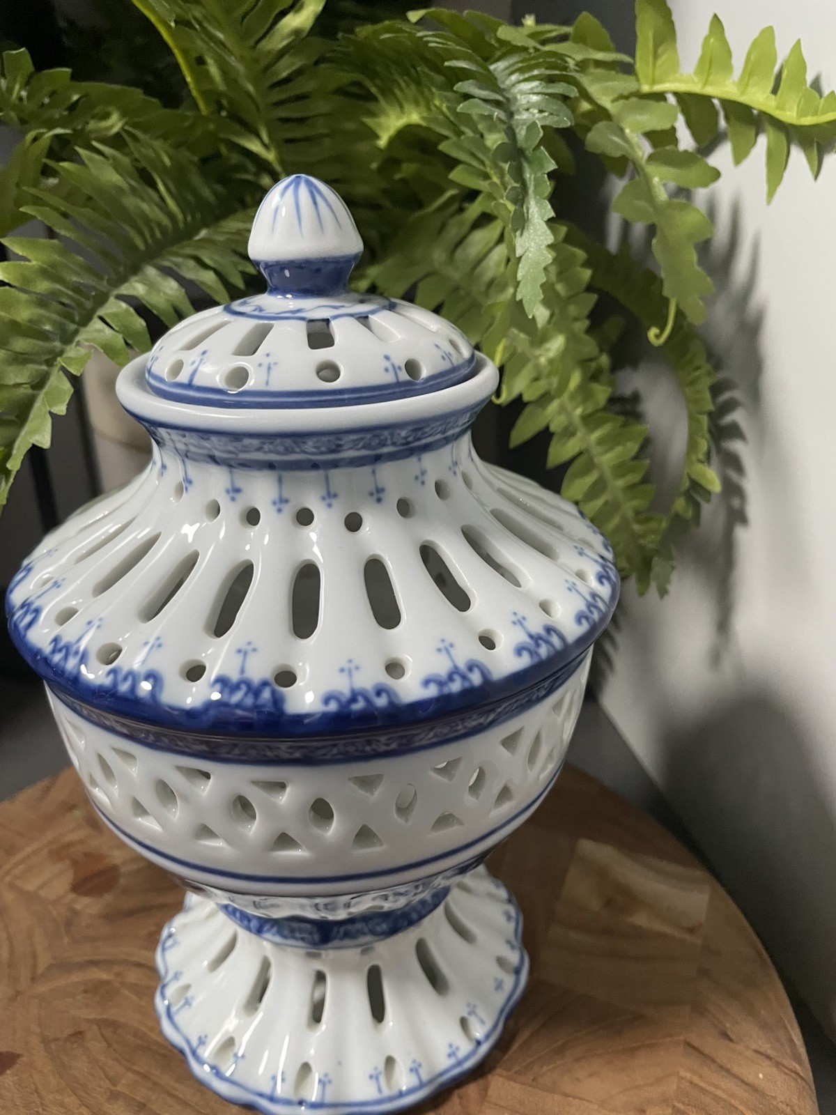 VTG 1990s  Blue & White Lidded Bombay Company Ginger Jar Reticulated Table Top