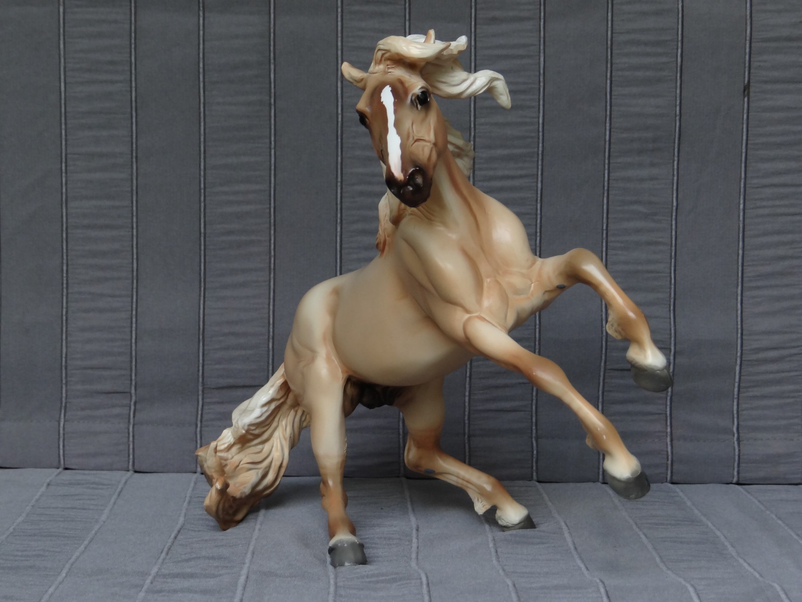 Breyer Trad. Collector's Choice Dun /Palomino 