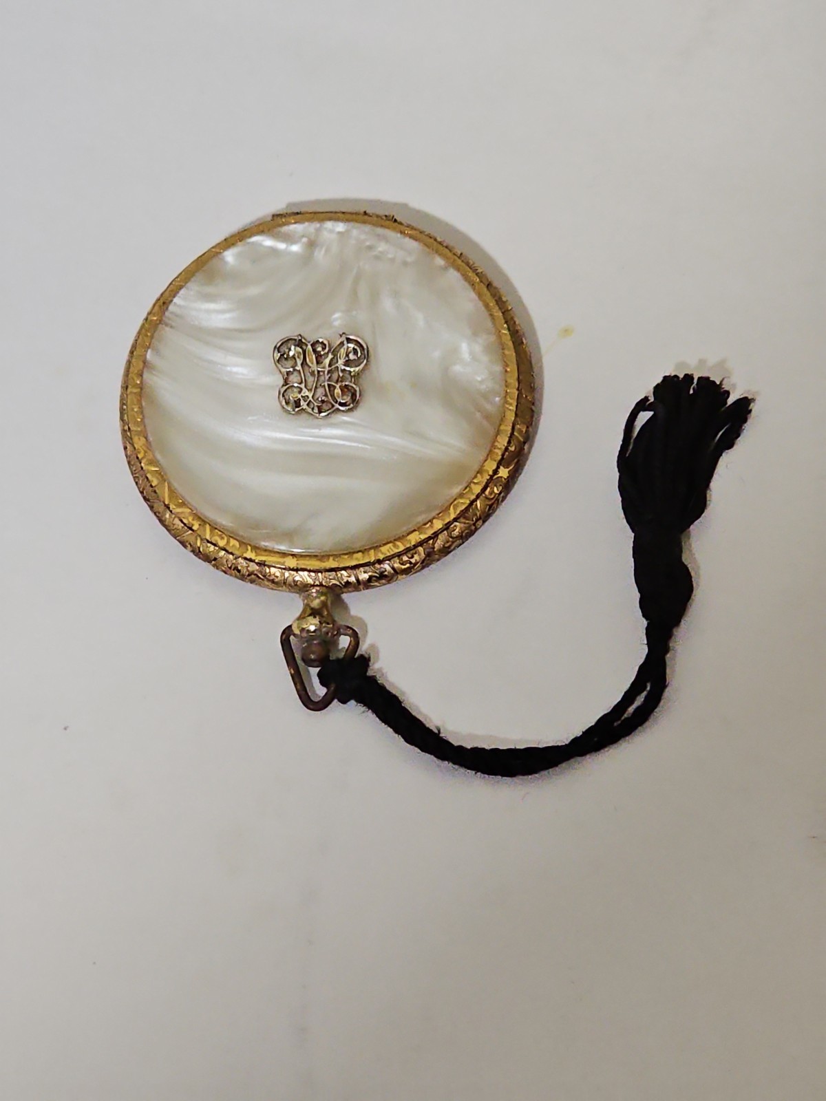 VINTAGE 1960'S ESTÈE LAUDER Mother Of Pearl Compact Rare SUN BURNT Color. VINTAGE 1960'S ESTÈE LAUDER Mother Of Pearl Compact Rare SUN BURNT Color.