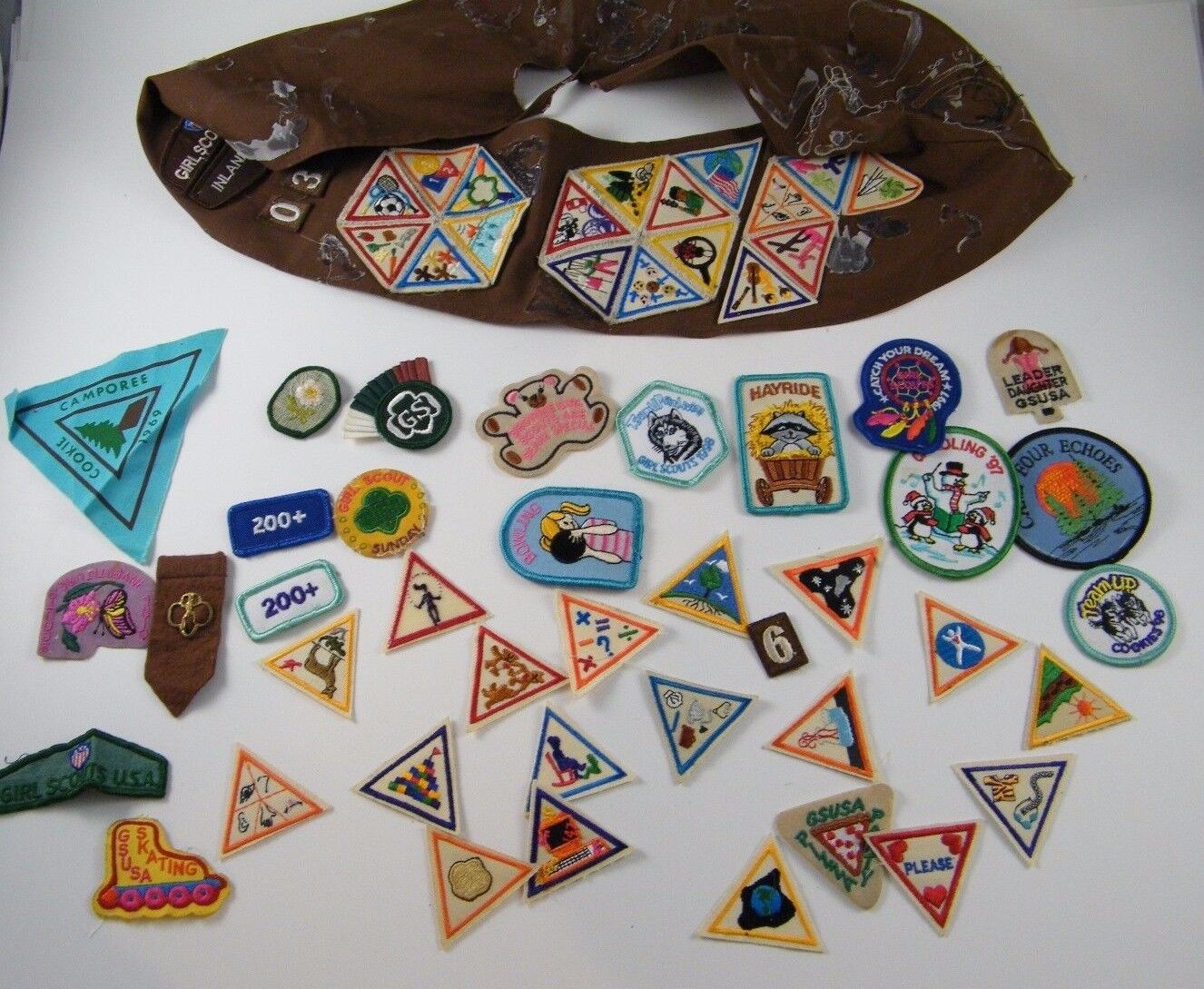 (55) VINTAGE GIRL SCOUT / BROWNIE BADGES / PATCHES ~ TRIANGLE, ETC