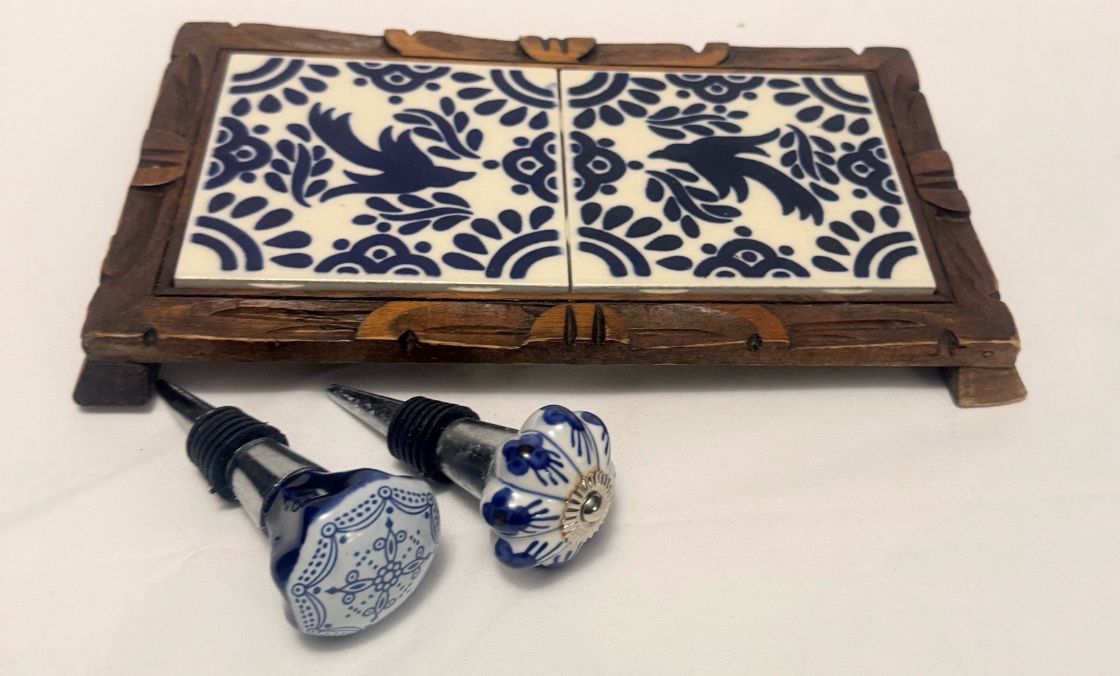 Vtg Trivet Dal-lite Mexican Tile Carved Wood Frame & Wine Stoppers Blue & White