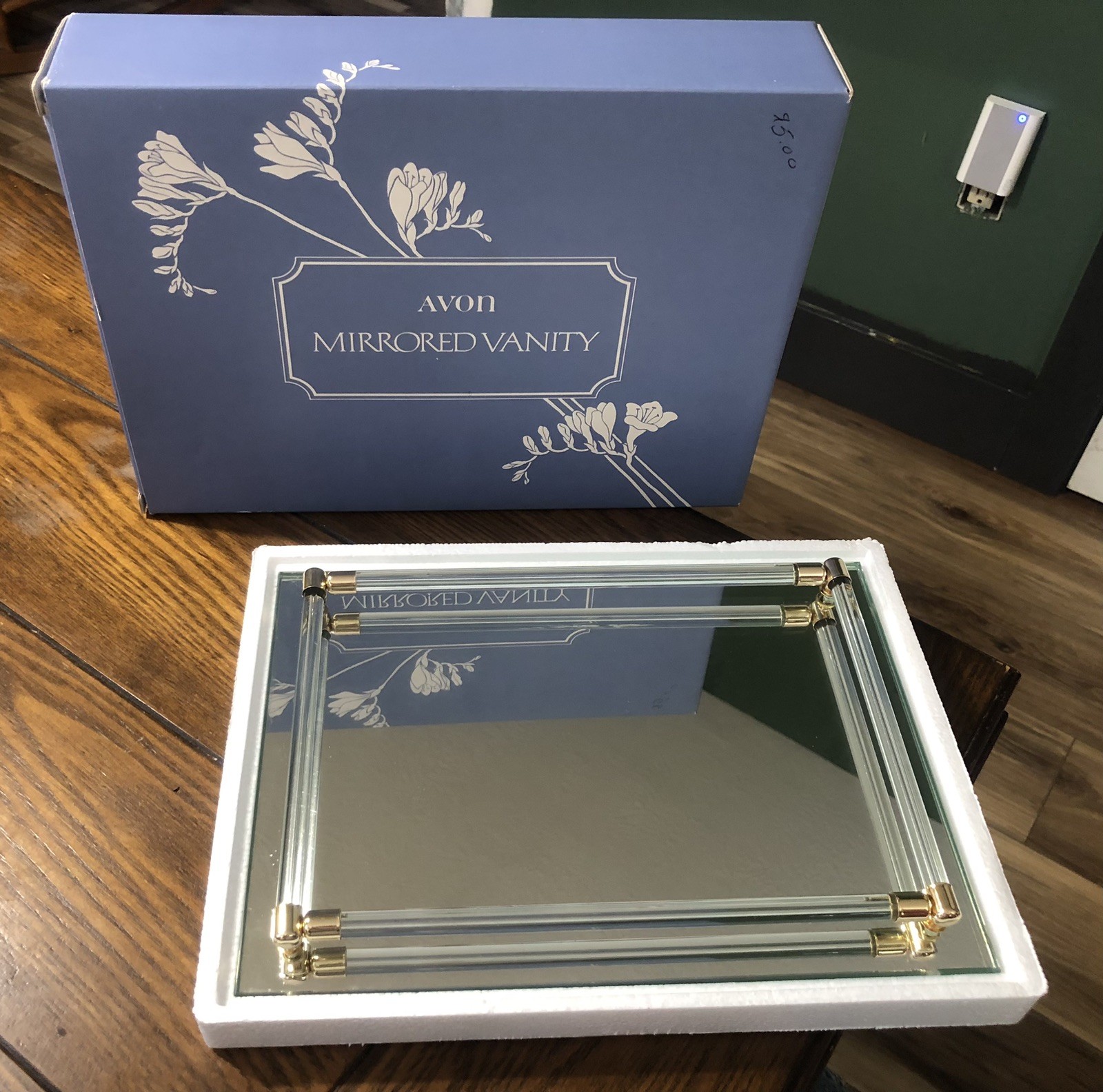 1 Avon Vintage MIRRORED VANITY Beautiful Perfume/ Makeup Tray New in Box