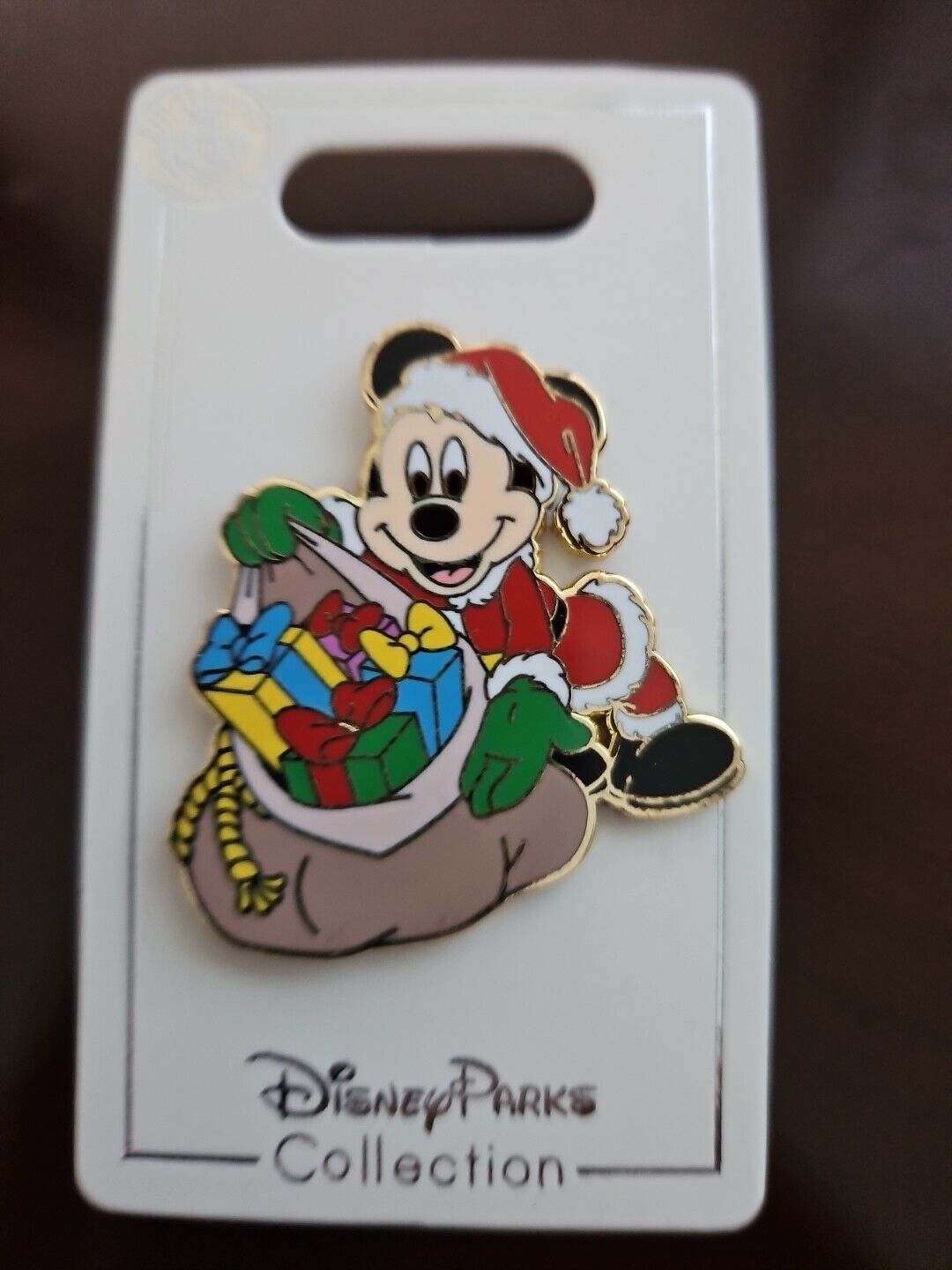 2005 Christmas SANTA CLAUS MICKEY MOUSE with PRESENTS - DISNEY Trading Pin