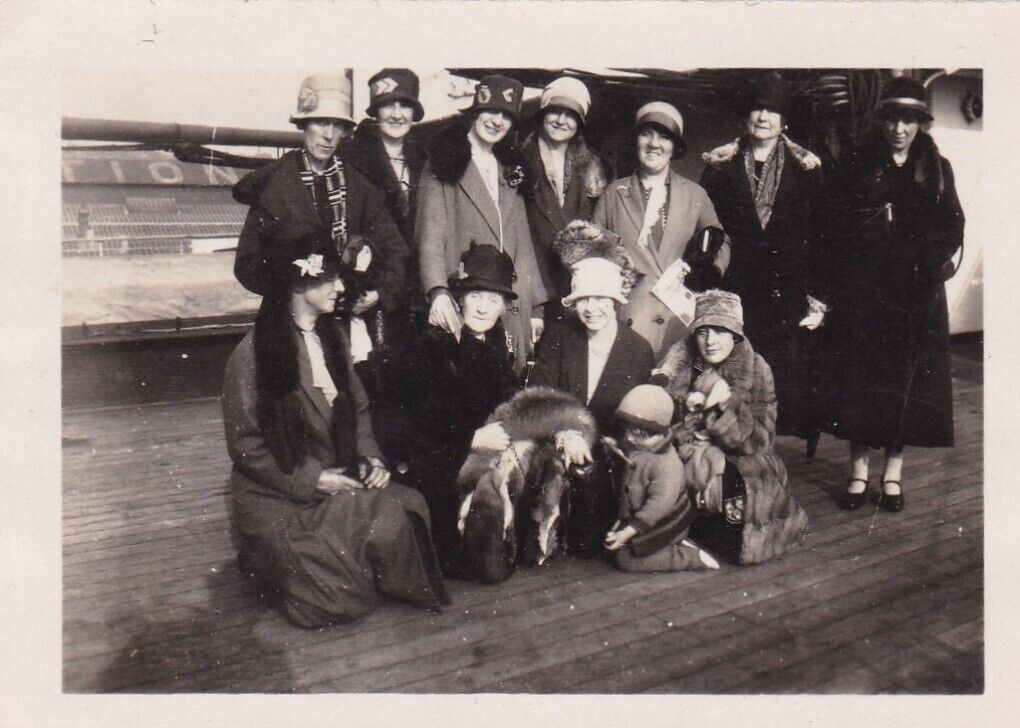 Fantastic c1920s/1930s Photo Ladies Day Out Fashion Furs Hats Stylish