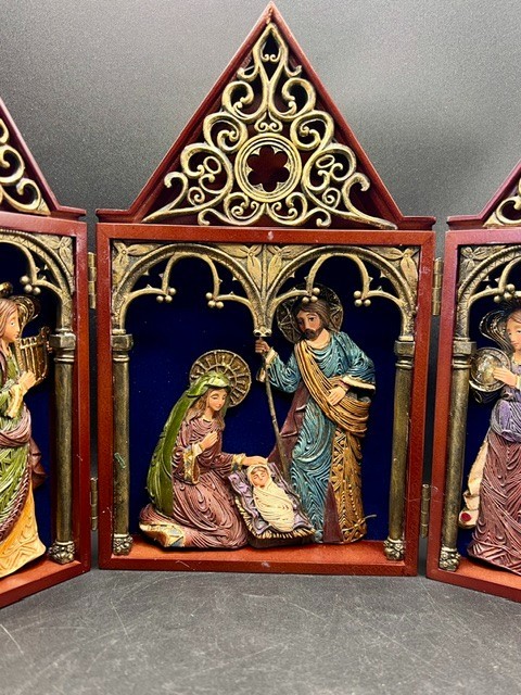 HTF Nativity Triptych Folding Alter Wood Case Resin Figures Gold Trim 10\
