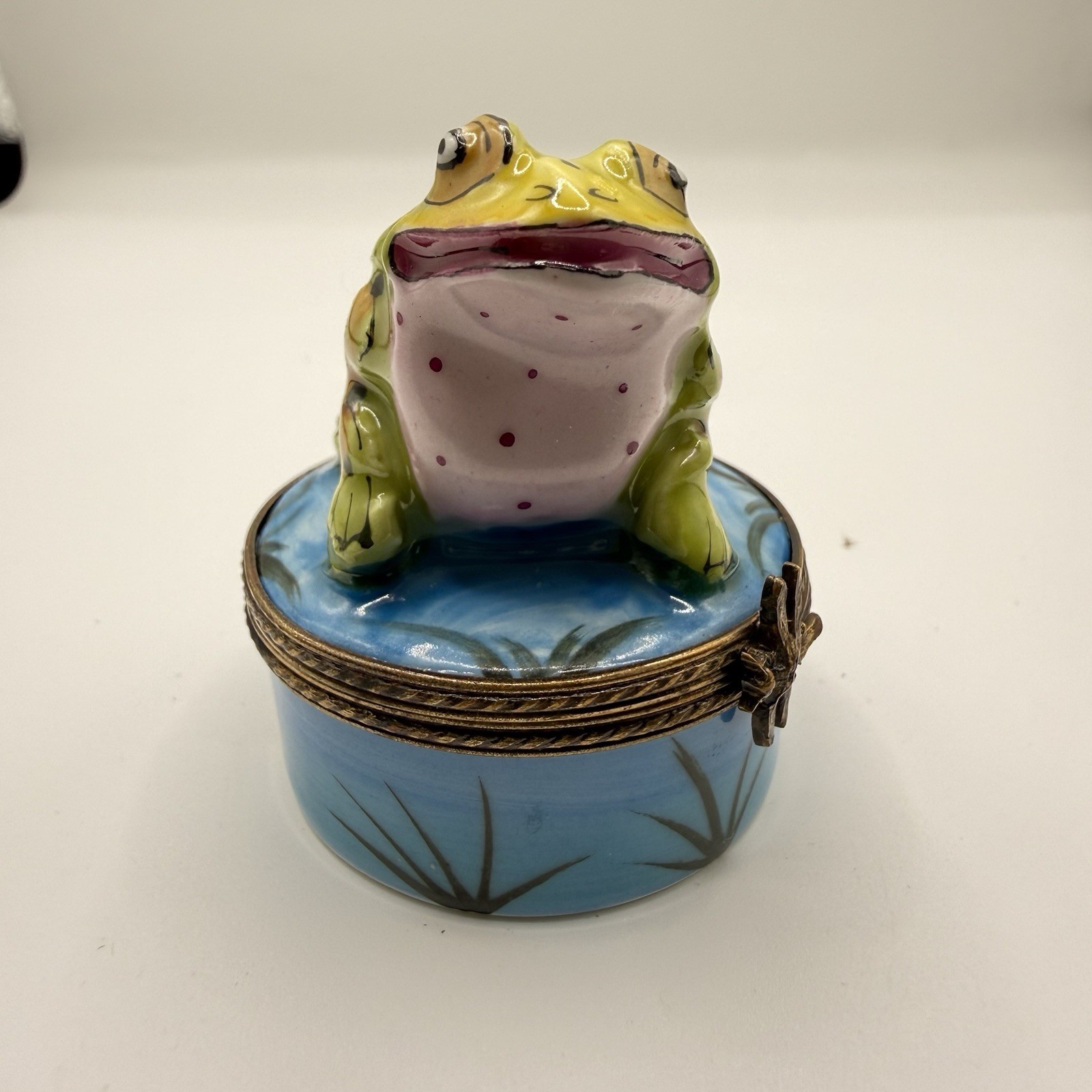 LIMOGES FROG LILY PAD WATER TRINKET BOX CHAMART PEINT MAIN FRANCE VINTAGE VIDEO LIMOGES FROG LILY PAD WATER TRINKET BOX CHAMART PEINT MAIN FRANCE VINTAGE VIDEO