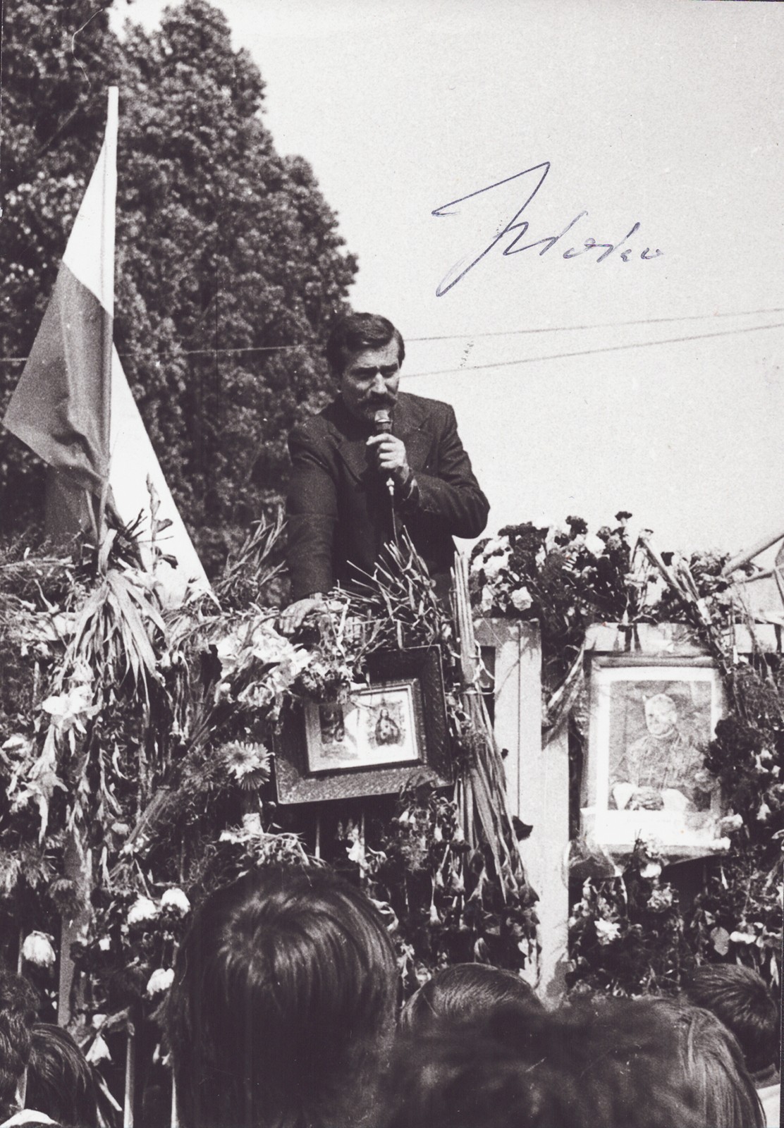 LECH WALESA (POLAND) - INSCRIBED PHOTOGRAPH SIGNED