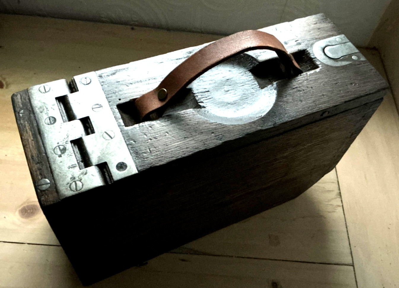 **ALL COLLECTORS**PIECE OF HISTORY WWI AMMO BOX,BRASS BURNS,WOOD,DOVETAIL