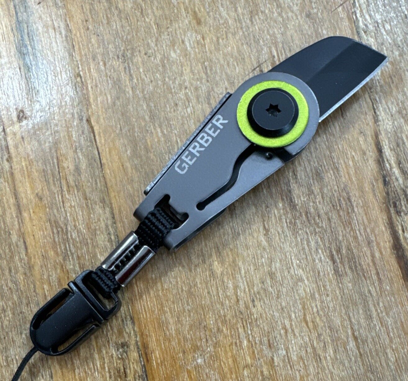 Gerber Essential GDC Zip Blade Pocket Knife Green Black Very Clean Small Handy