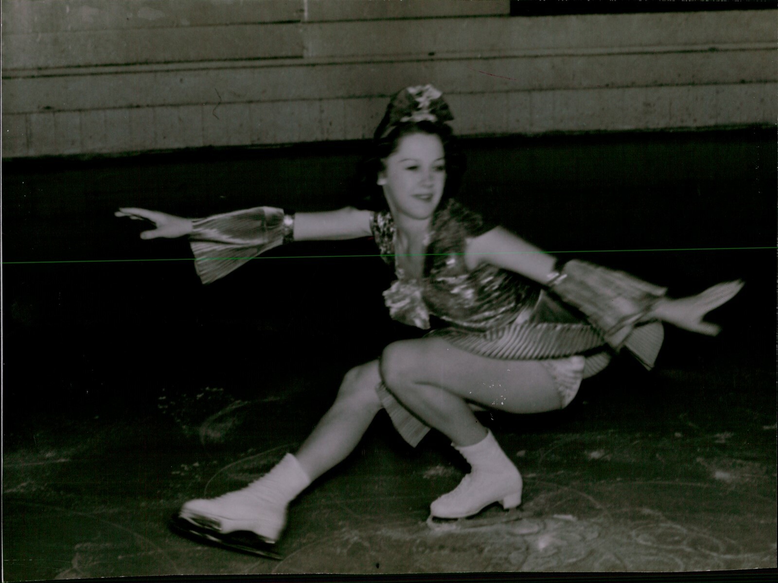 LG862 Original Photo DOROTHY LEWIS Ice Skating Star Spinning Twirl Performance
