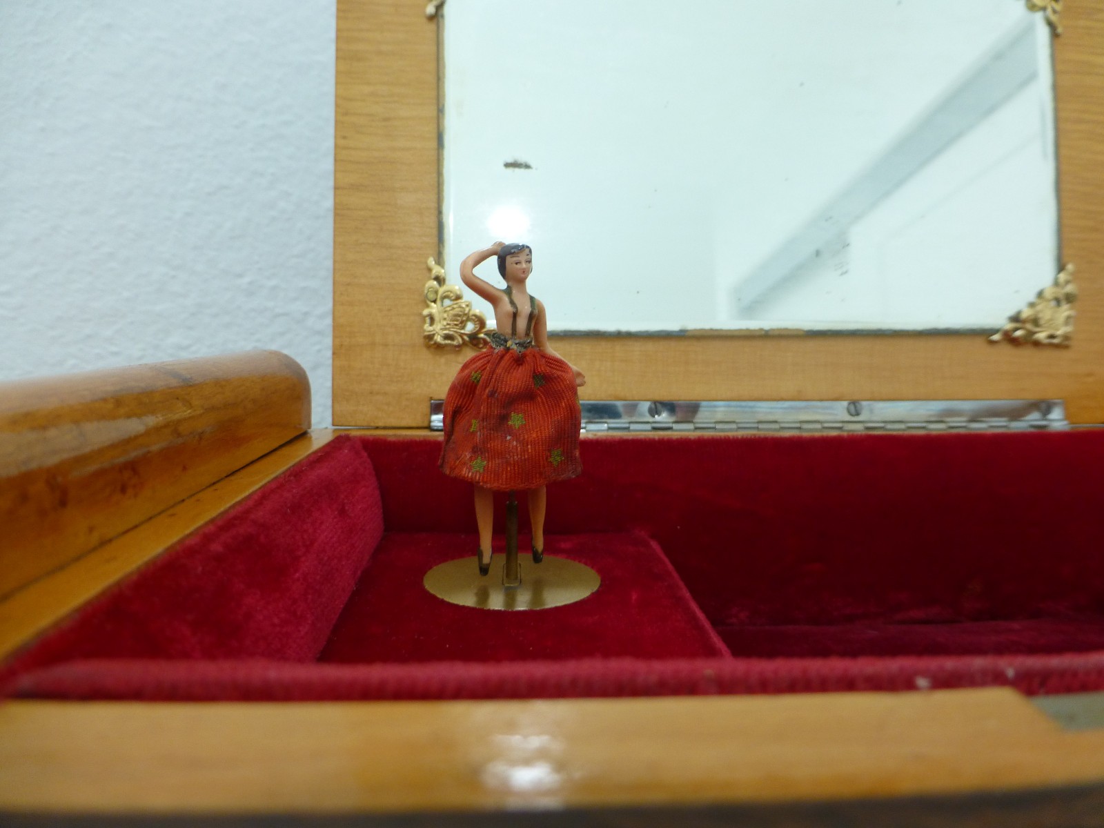 VINTAGE REUGE DANCING BALLERINA MUSIC JEWELRY BOX WONDEFUL WORKING (WATCH VIDEO)