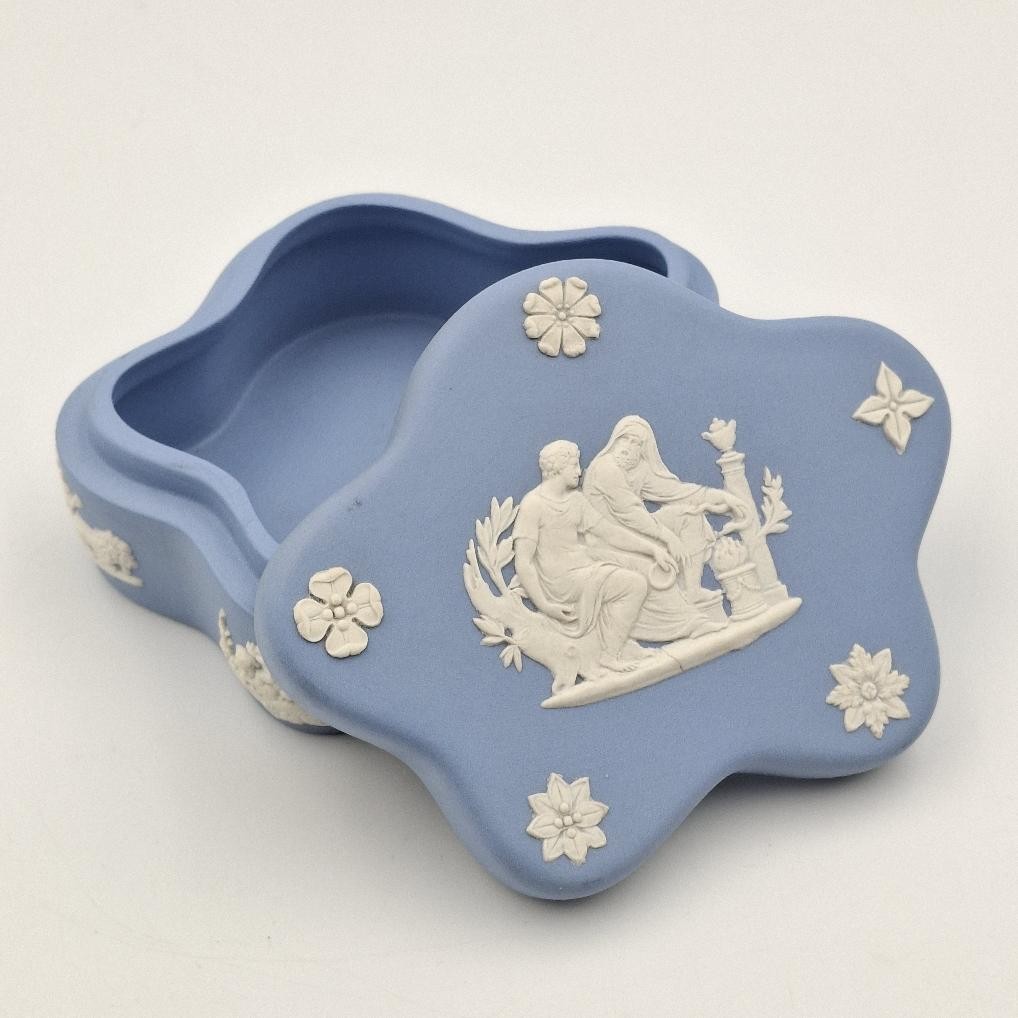 Vintage 1952 Wedgwood Lavender Pale Blue Jasperware Pentafoil Box RARE PATTERN