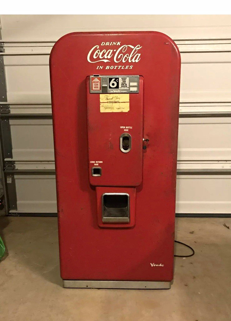 Vendo Soda Vending Machine Coca-Cola Red Front 