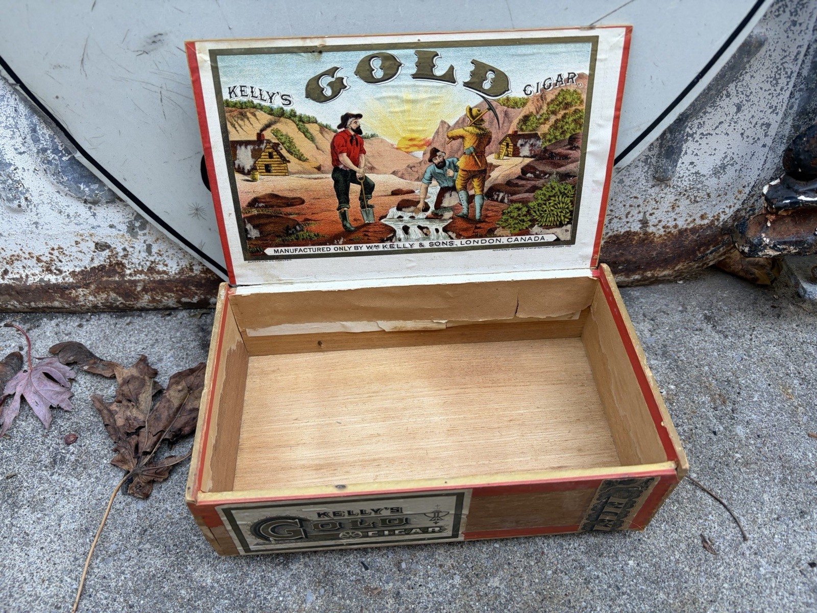  LATE 1800’S KELLY’S GOLD CIGAR BOX — EMPTY 