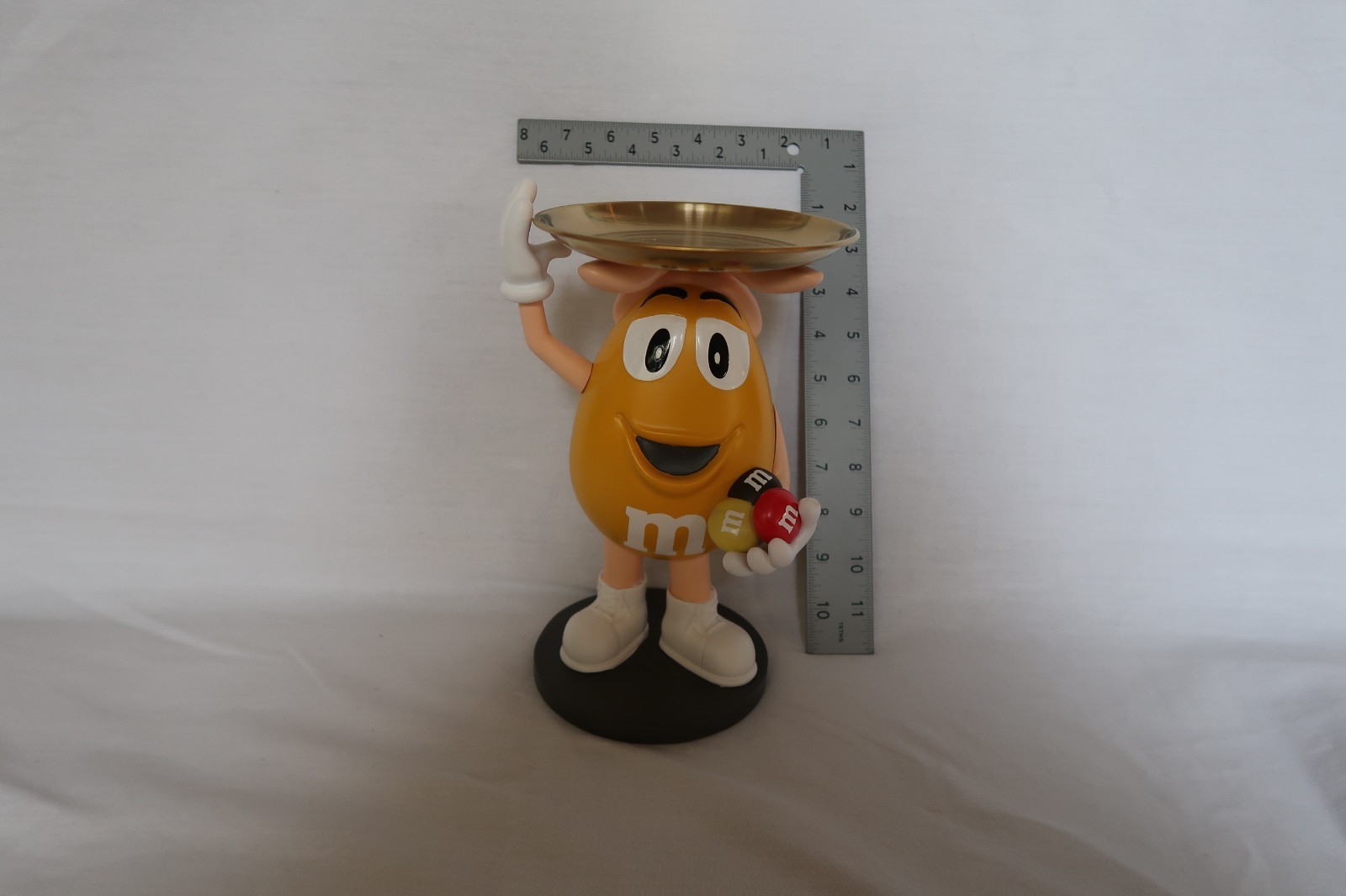 YELLOW M&M STATUE-  RABBIT HOLDING VALET TRINKET DISH     **BRAND NEW** IN BOX