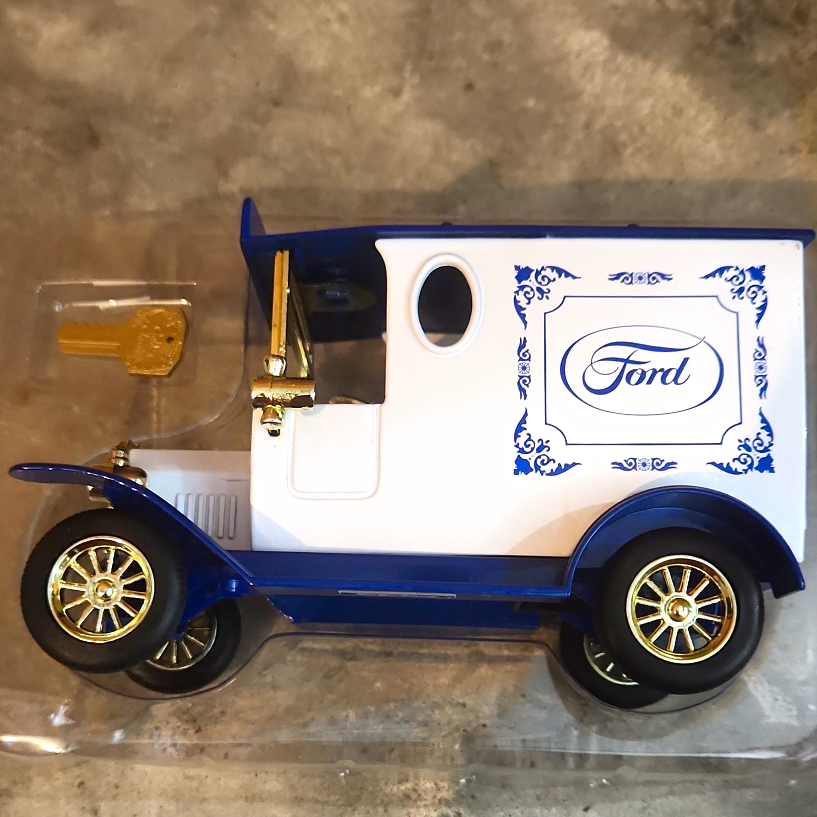 Ford Vintage Delivery Truck Bank 1:24 Metal Piggy Bank Blue/White Vehicles