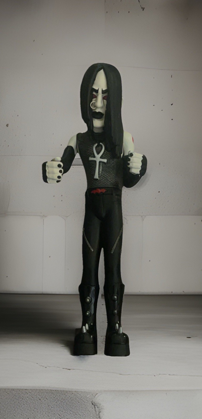 Mezco Bleeding Edge Begoth Doll: ‘Dagger’ Male 2003 Series. Used Excellent.