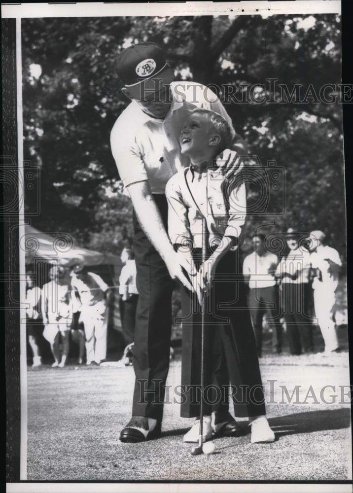 1962 Press Photo Golfer Gene Littler with son Curt on the course in Chicago