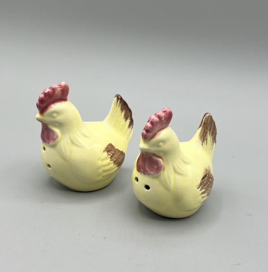 Vintage Yellow Country Chickens Salt & Pepper Shakers MCM Made In Japan Vintage Yellow Country Chickens Salt & Pepper Shakers MCM Made In Japan