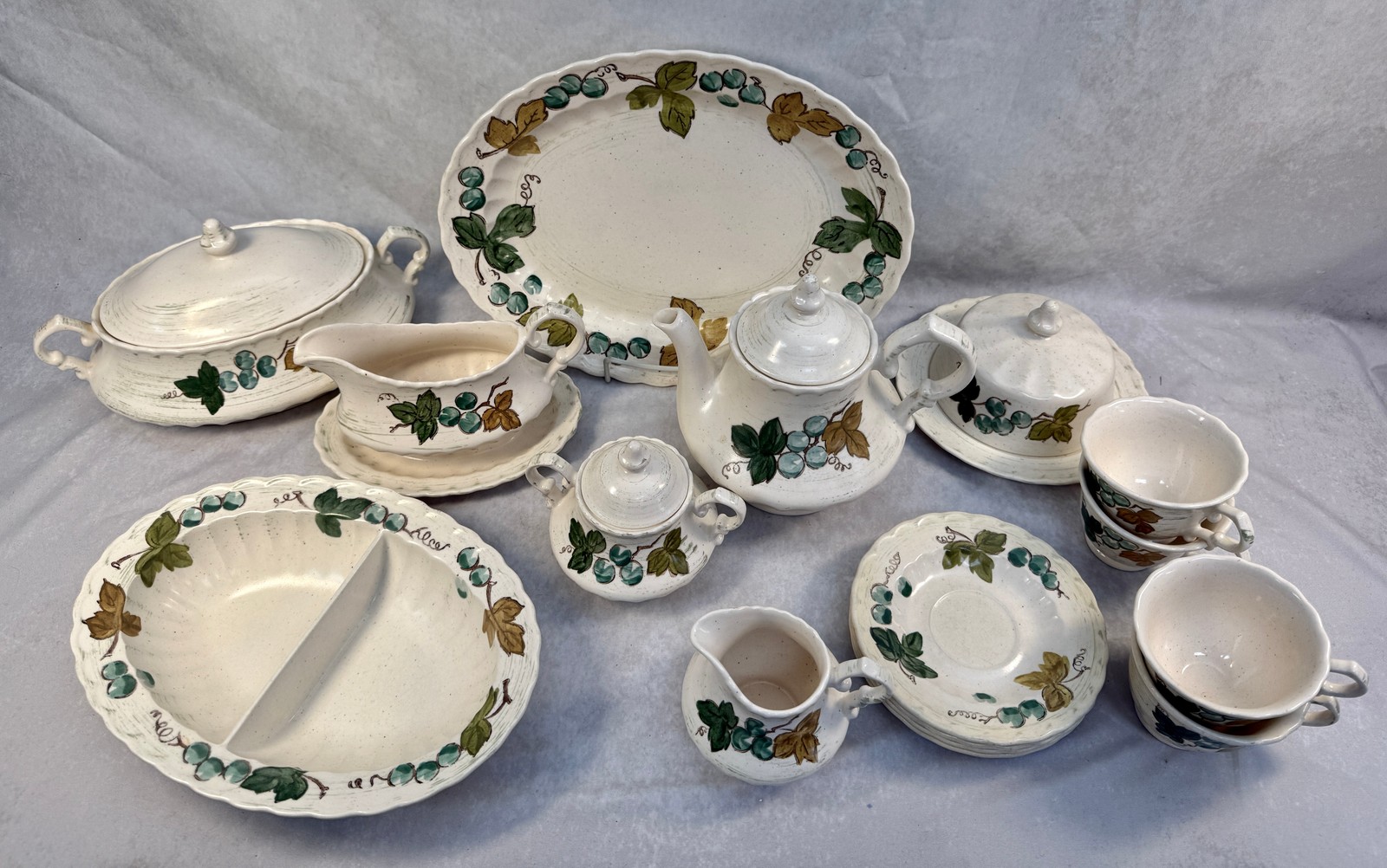 Vtg. Metlox Vernon Ware Vineyard Pottery Serving Set - 16 Pieces