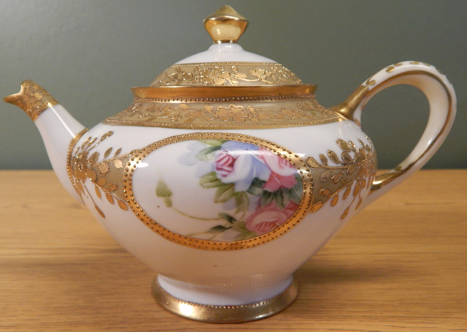 ANTIQUE NIPPON GOLD MORIAGE TEA POT WITH HANDPAINTED ROSES