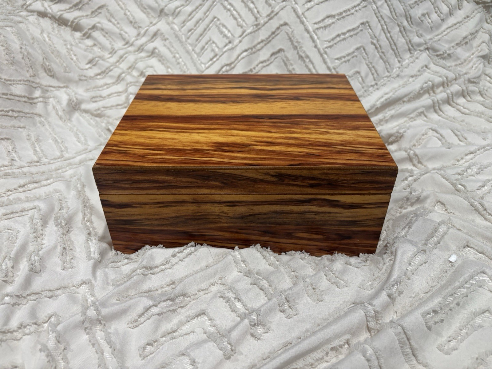Quality Importers HUM-25BW Burled Wood Finish Humidor New In Box Quality Importers HUM-25BW Burled Wood Finish Humidor New In Box