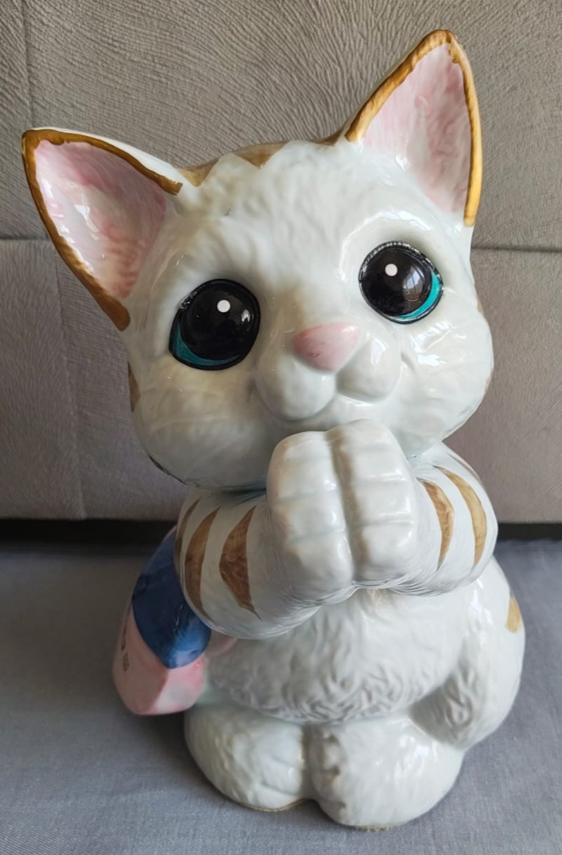 Japan Ceramic Cat Blue Eyes Vintage Beckoning Lucky Cat Figurine Maneki Neko