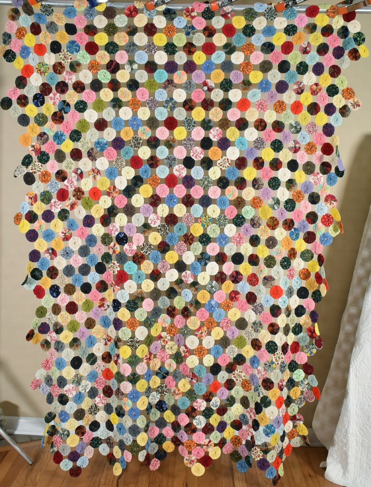 Cheery Vintage Yo-Yo Mosaic Antique Quilt ~WONDERFUL COLOR & NICE VINTAGE PRINTS