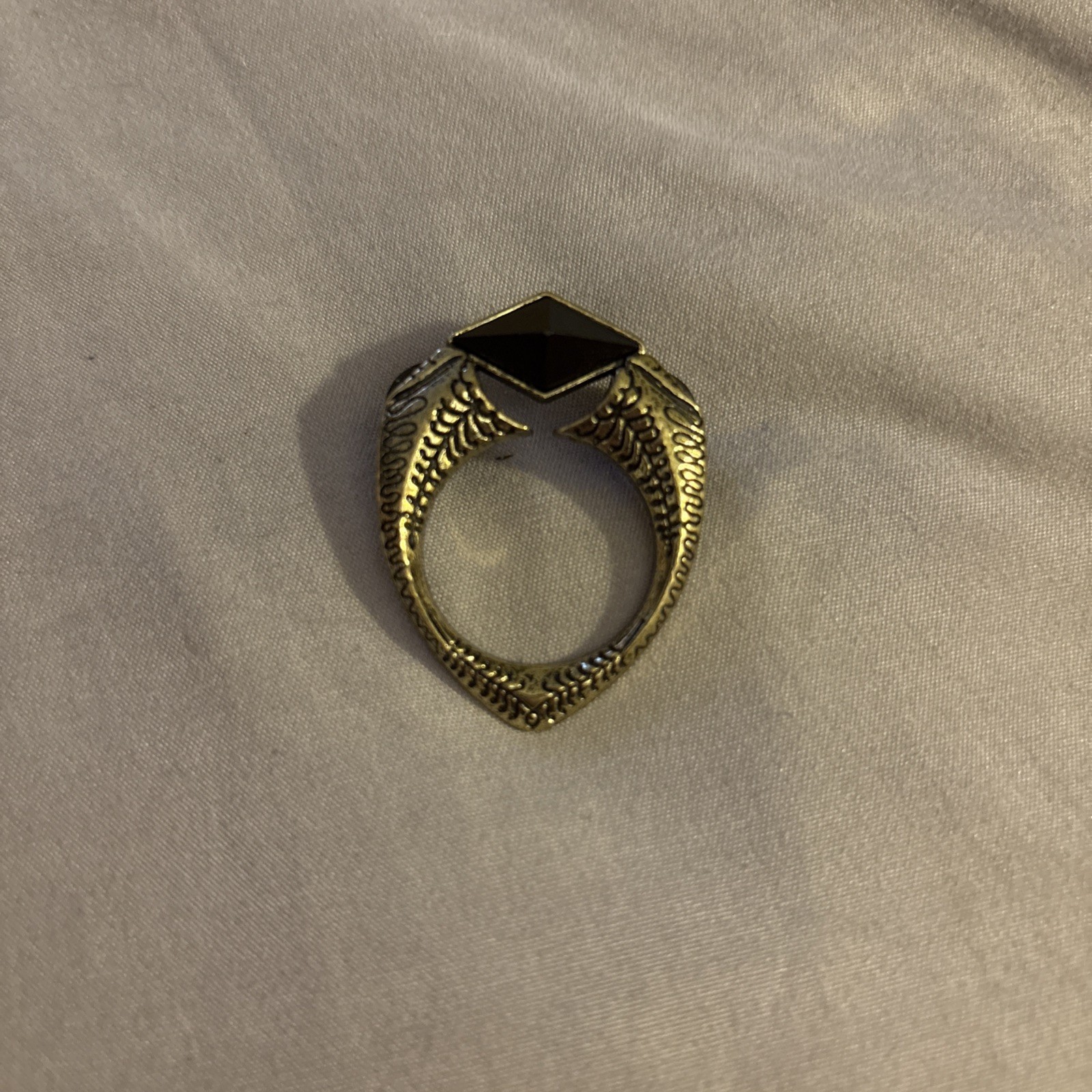 Harry Potter Vintage Lapel Pin Gold Tone Black Marvolo Gaunts Ring Brooch Pin