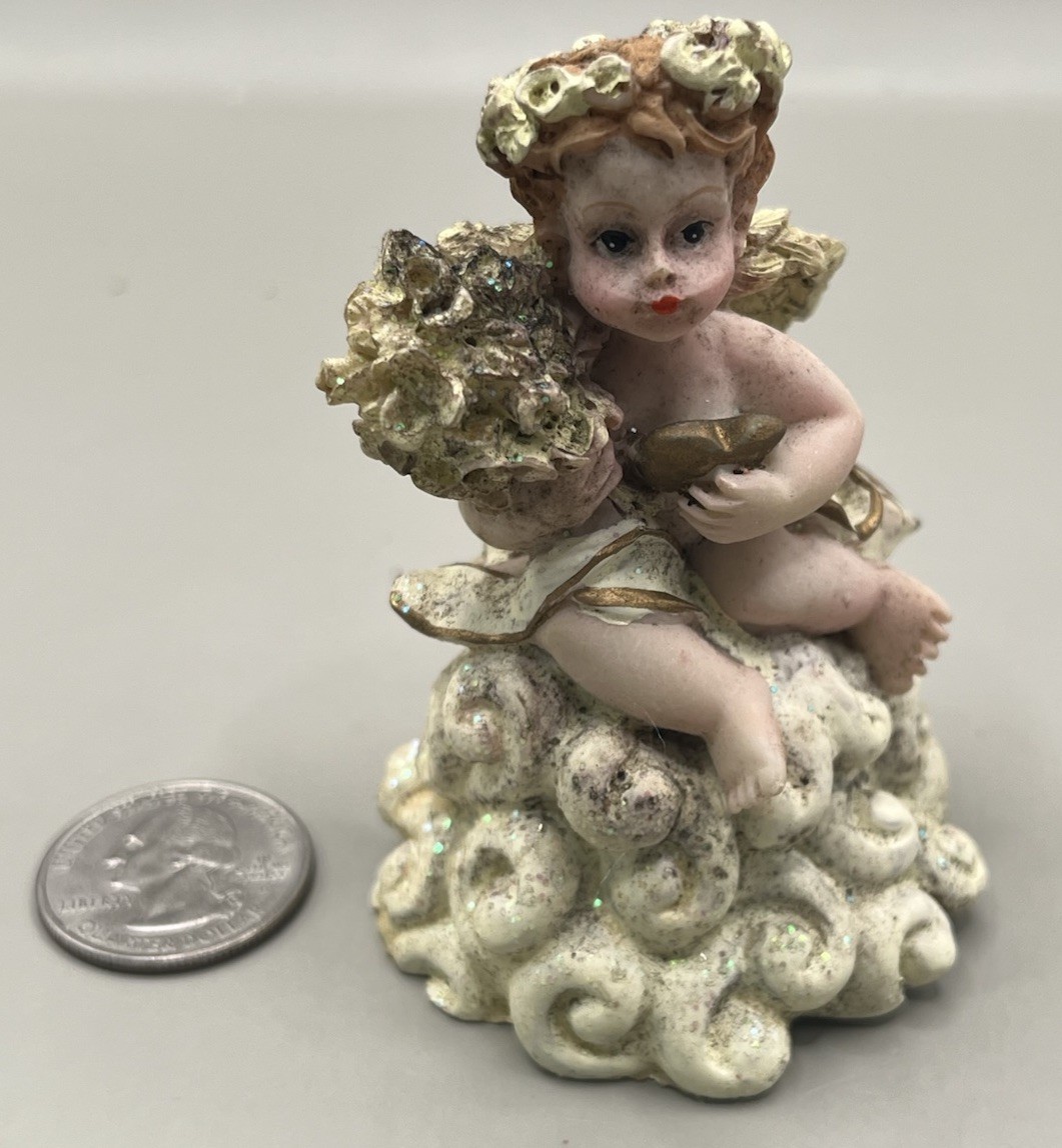 Vtg. Resin Winged Cherub Angel Holding A Heart And Flowers 3” Talk