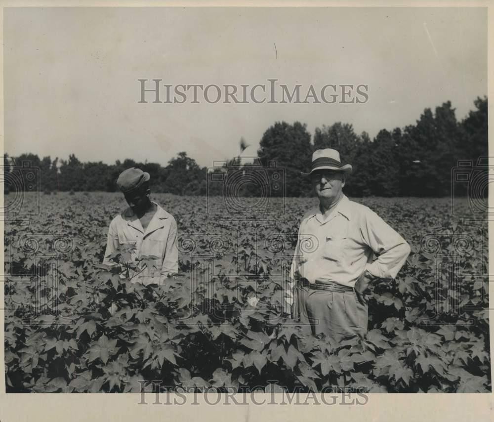 1949 Press Photo Mr. Magruder & Mose, one of his young farmers in a cotton field