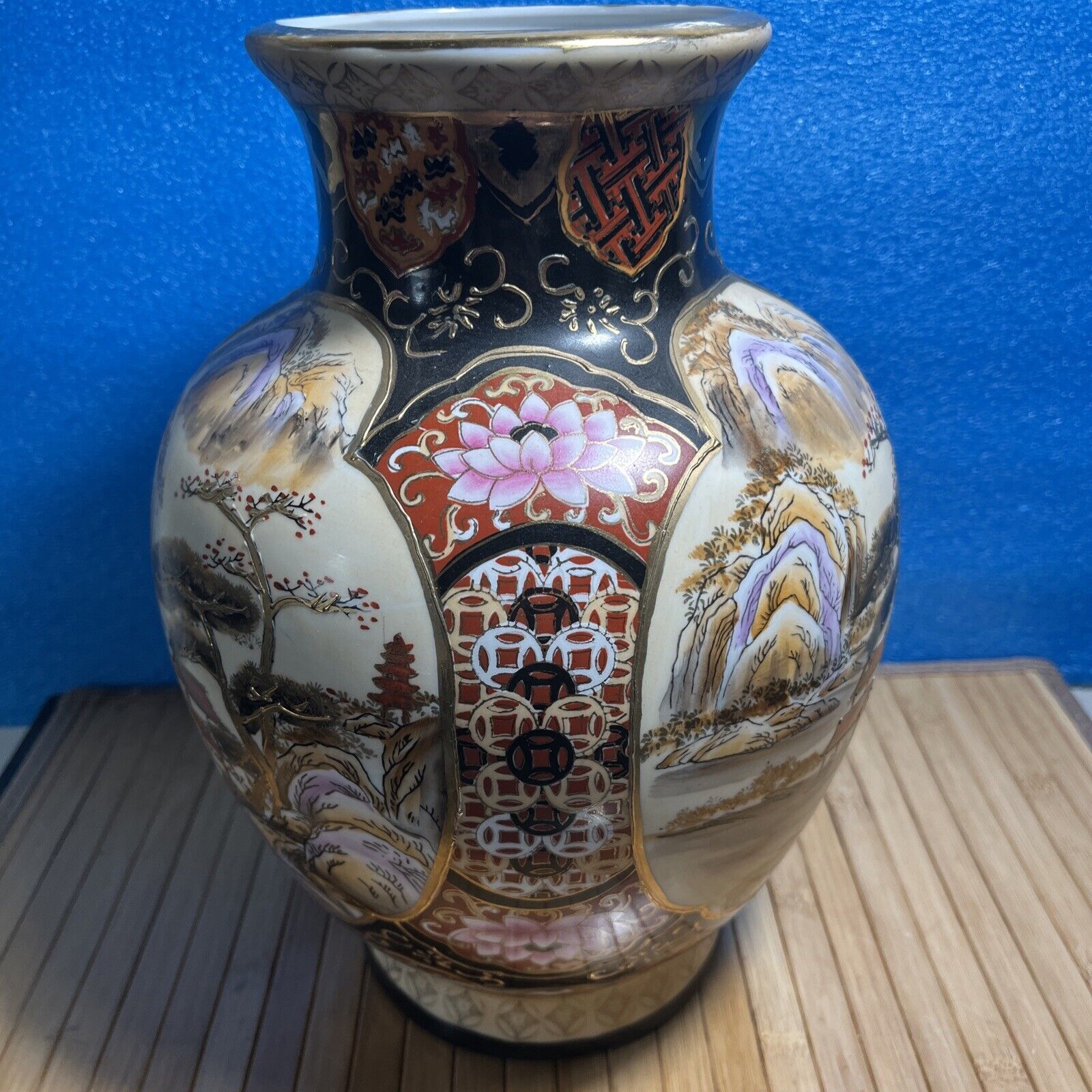 Chinese/Asian Hand Painted Porcelain Vase, 12\