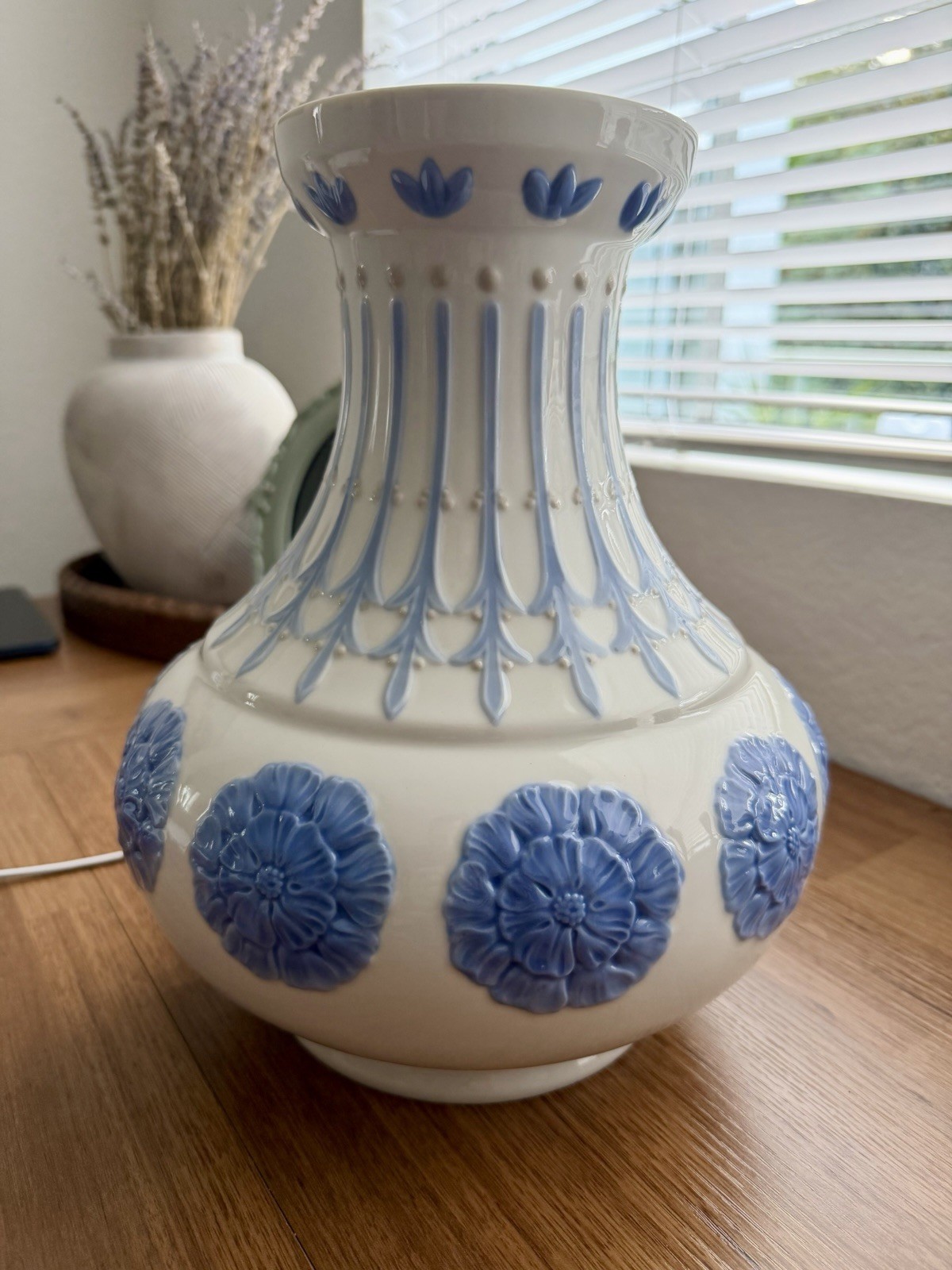 Beautiful Vintage NAO Spanish Porcelain Vase – Lladró Family