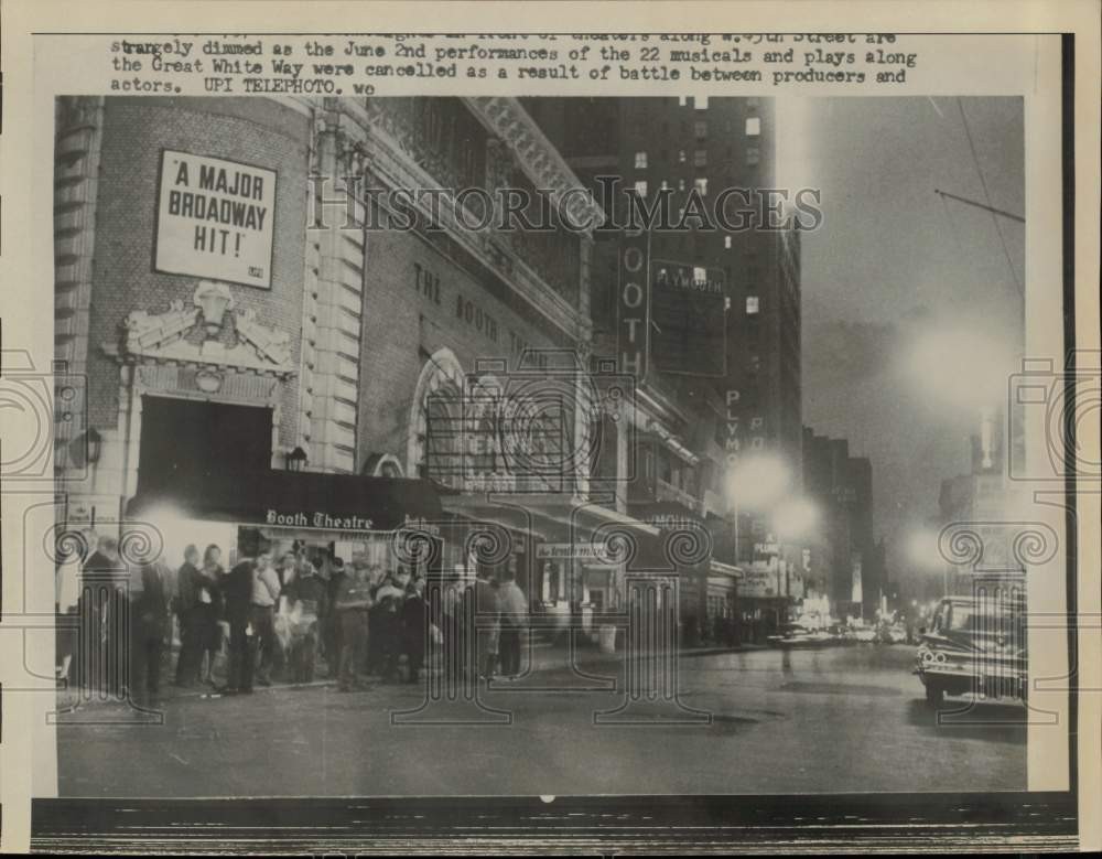 1960 Press Photo Crowd waiting outside the Booth Theater along W. 45th Street