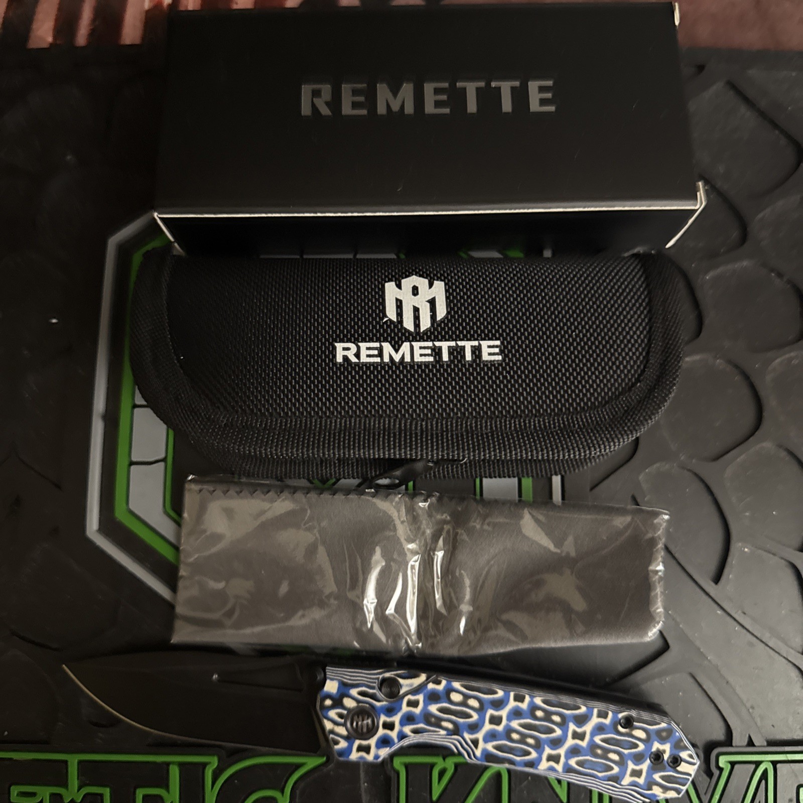 REMETTE RT-Rhino RNGD262 White Blue Black G10 Blackwashed D2 Manual Folding EDC