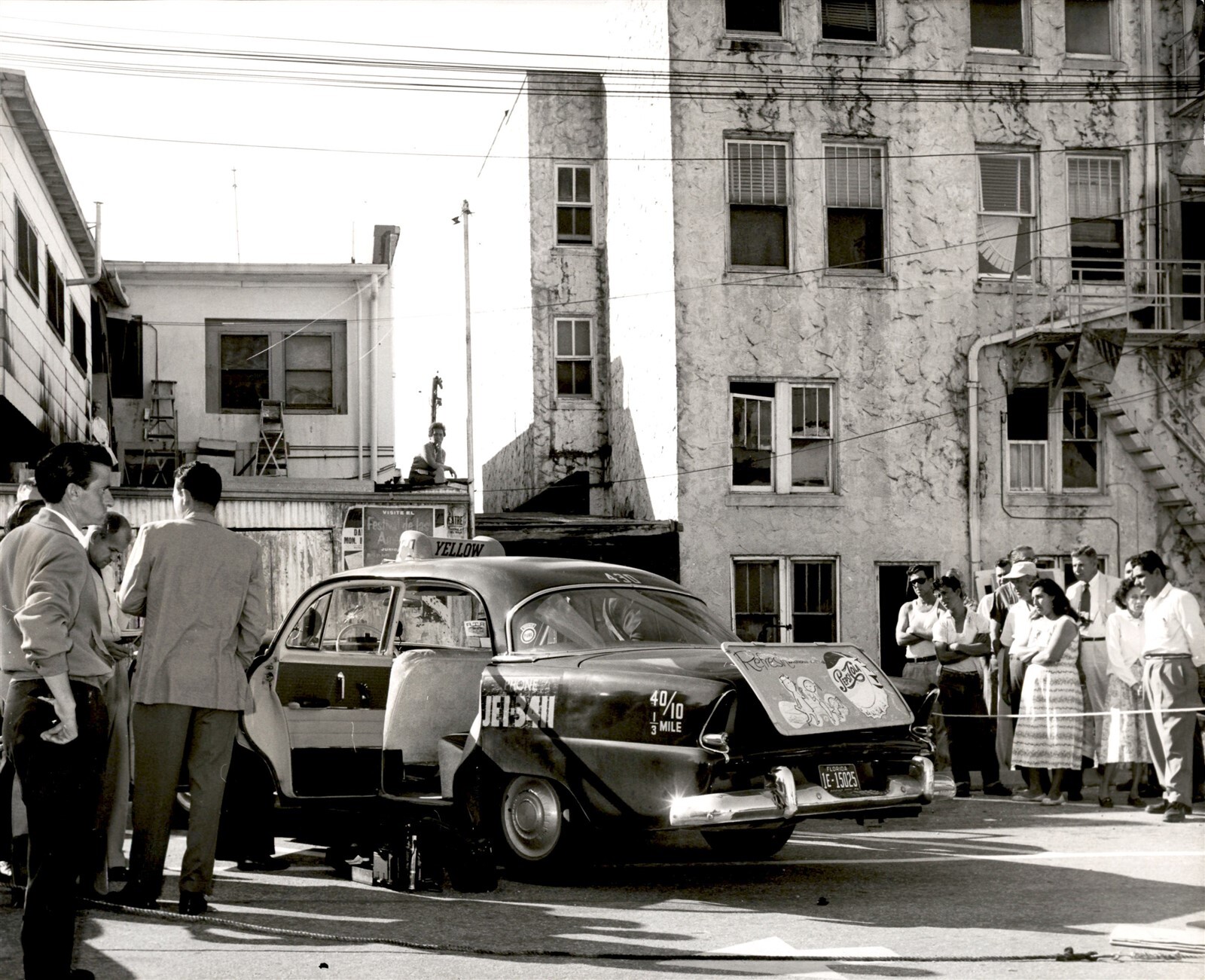 LG87 1958 Original John Walther Photo NORTH MIAMI AVE AND 36TH ST CABBY ATTACK LG87 1958 Original John Walther Photo NORTH MIAMI AVE AND 36TH ST CABBY ATTACK