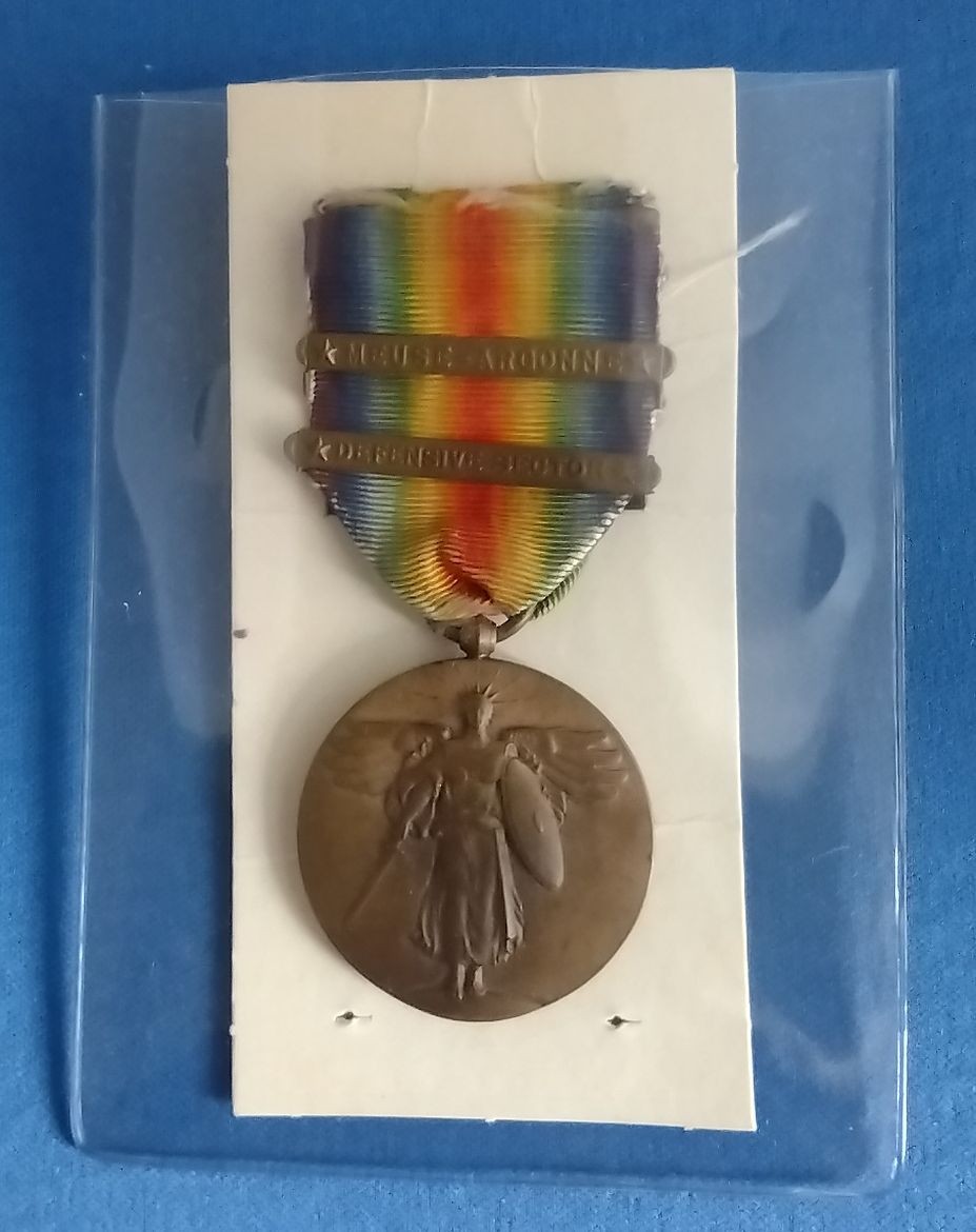Original WW1 US VICTORY MEDAL with 2 Bars Clasps - Original Ribbon, Top Damaged