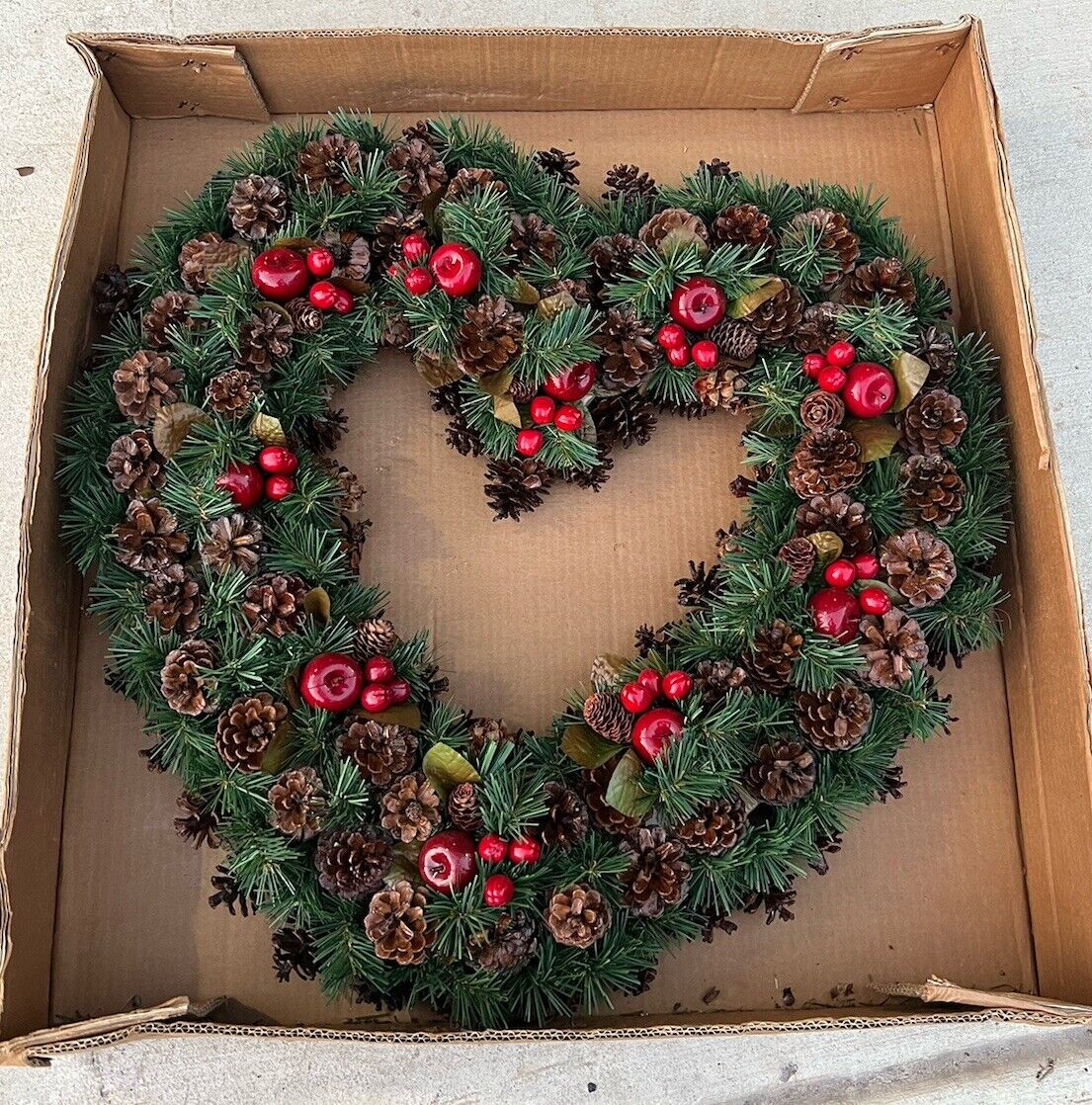 VTG 1989 House Of Lloyds Christmas Wreath Around The World HEART Acorns Apples