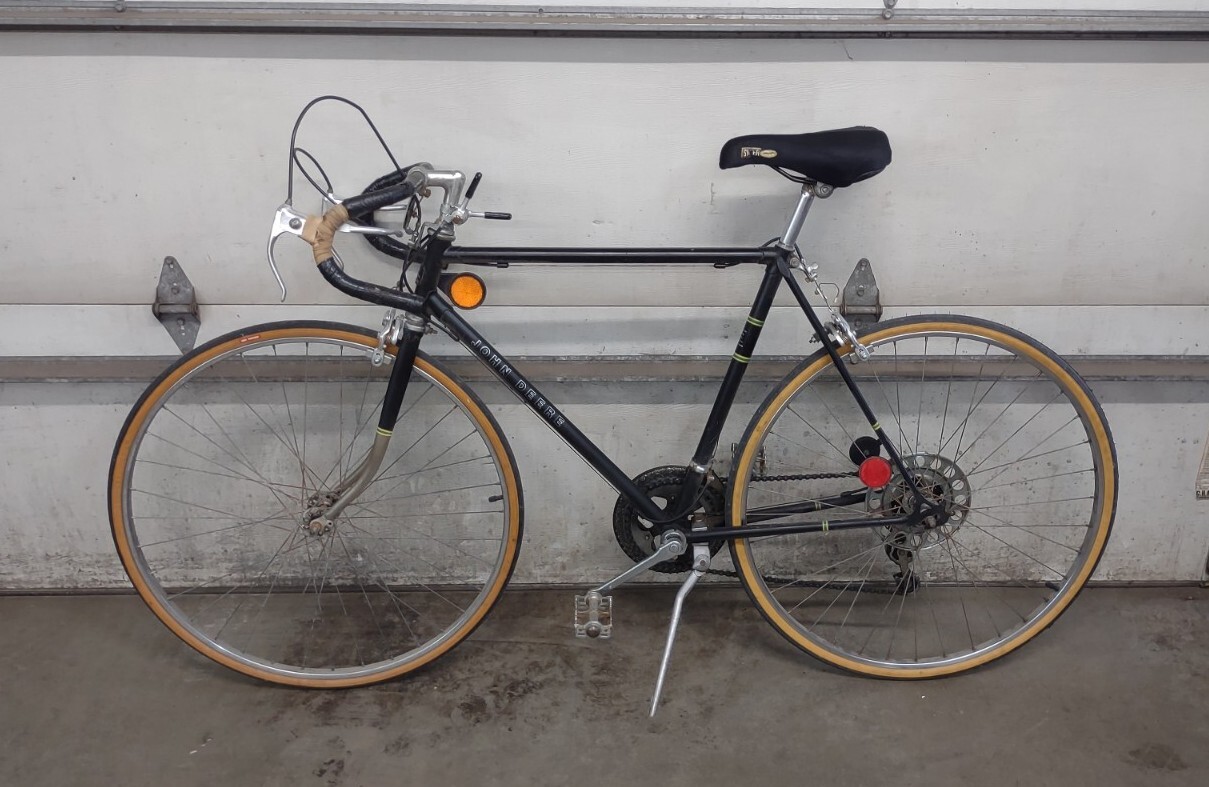 Vintage 1972-73 John Deere 10 Speed bicycle, good working condition (New Tires) Vintage 1972-73 John Deere 10 Speed bicycle, good working condition (New Tires)