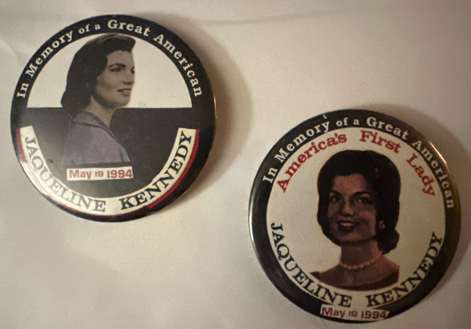 VTG 2 JACKIE JACQUELINE KENNEDY ONASSIS 1929-1994 PINBACK BUTTON PIN MEMORIAL 3”