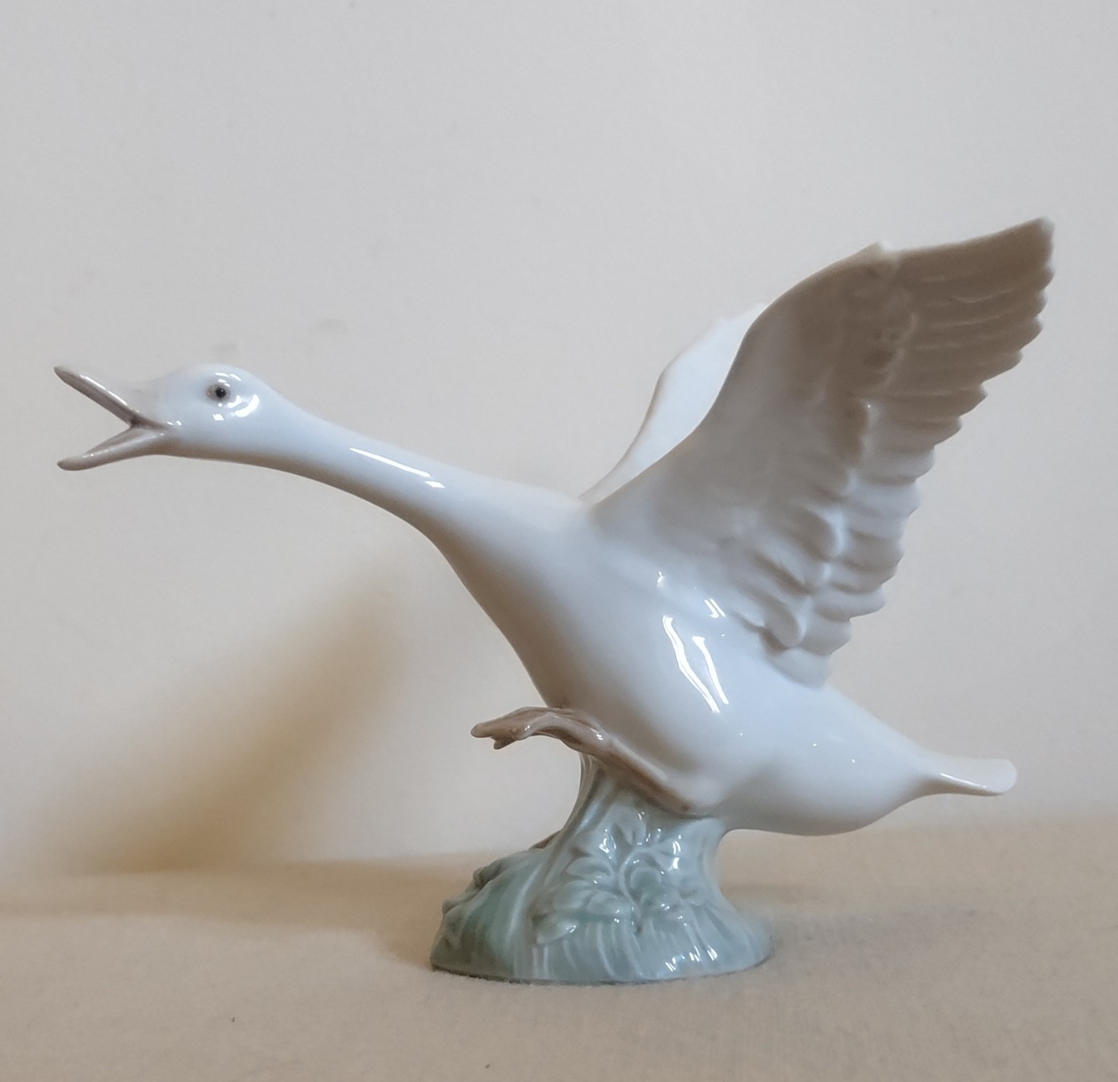Beautiful Lladro Porcelain Goose Figurine Taking Flight Running