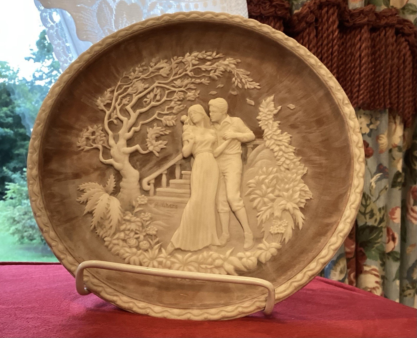 Incolay Stone Plate The Kiss Sculputured by Roger Akers Plate No 05476 SP
