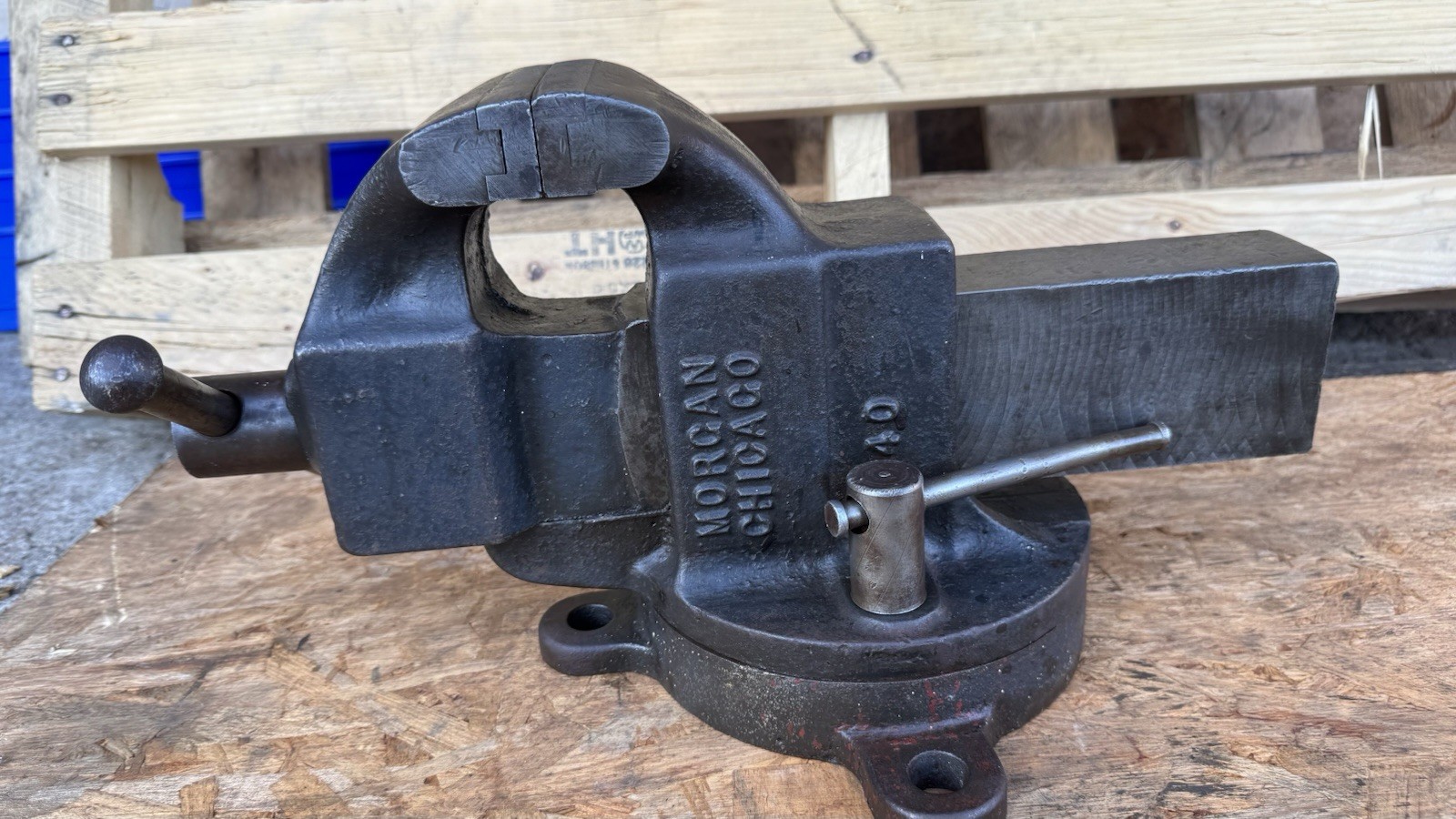 VINTAGE MORGAN CHICAGO SWIVEL BENCH VISE No. 140