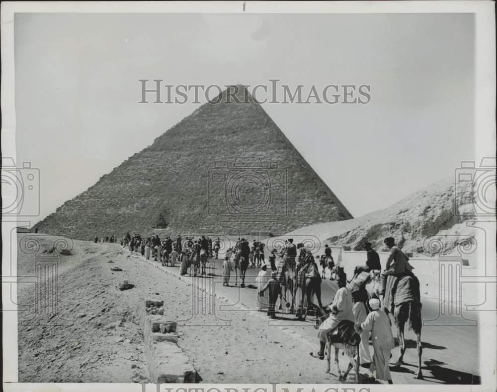 1952 Press Photo Crowd approaching the Great Pyramid of Cheops in Cairo