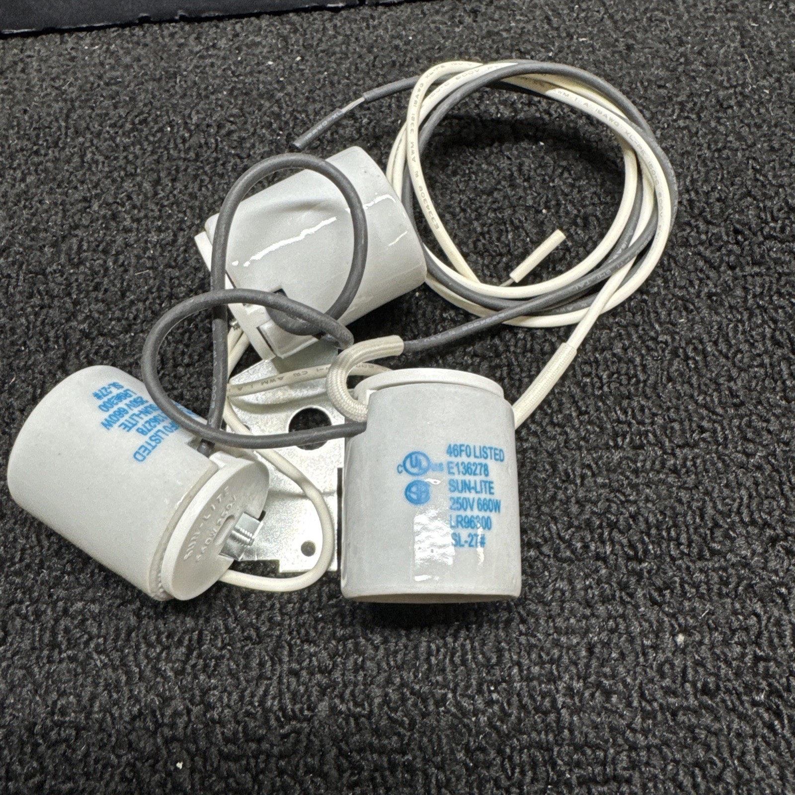 THREE LIGHT PORCELAIN SOCKET CLUSTER WITH 1/8 IPS SLIP METSLSTRAP