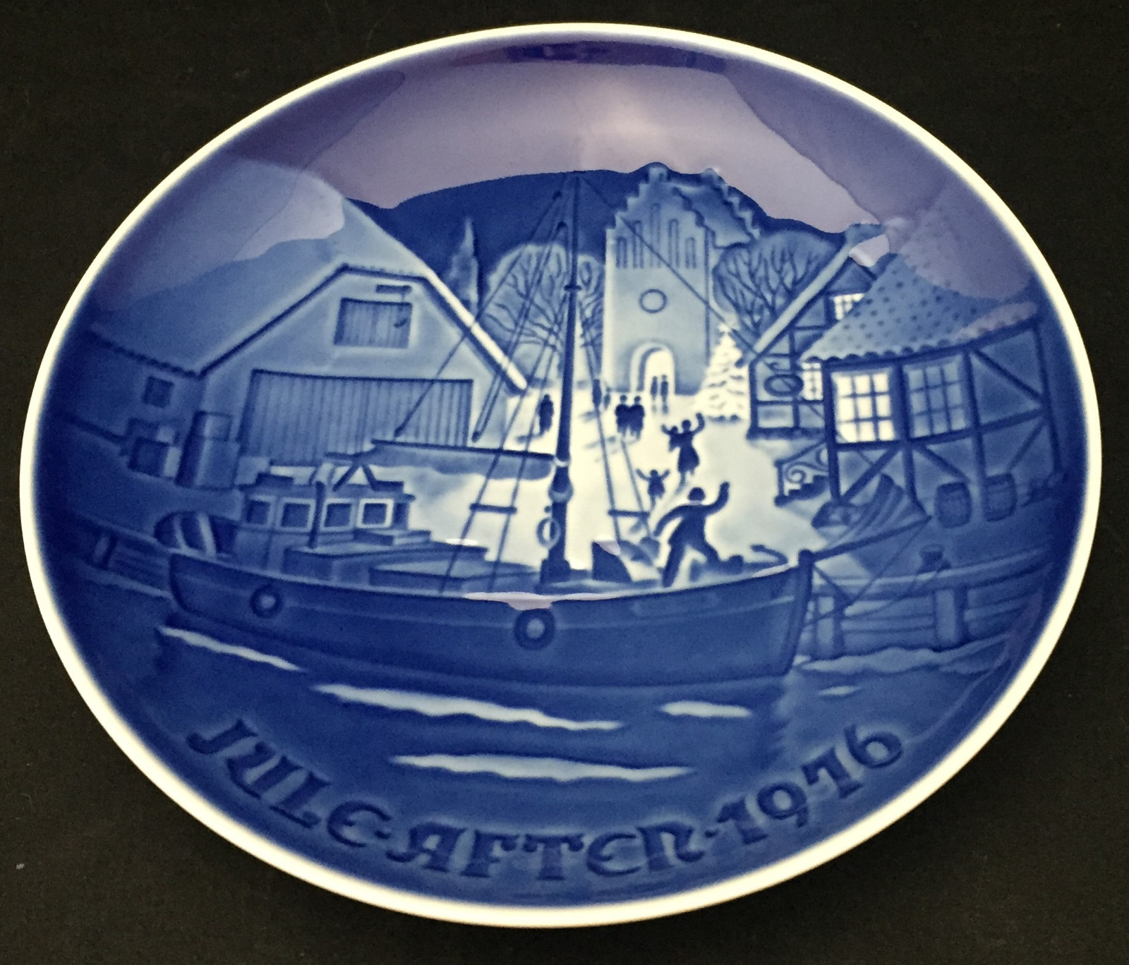 1976 Bing & Grondahl Christmas Plate - Christmas Welcome