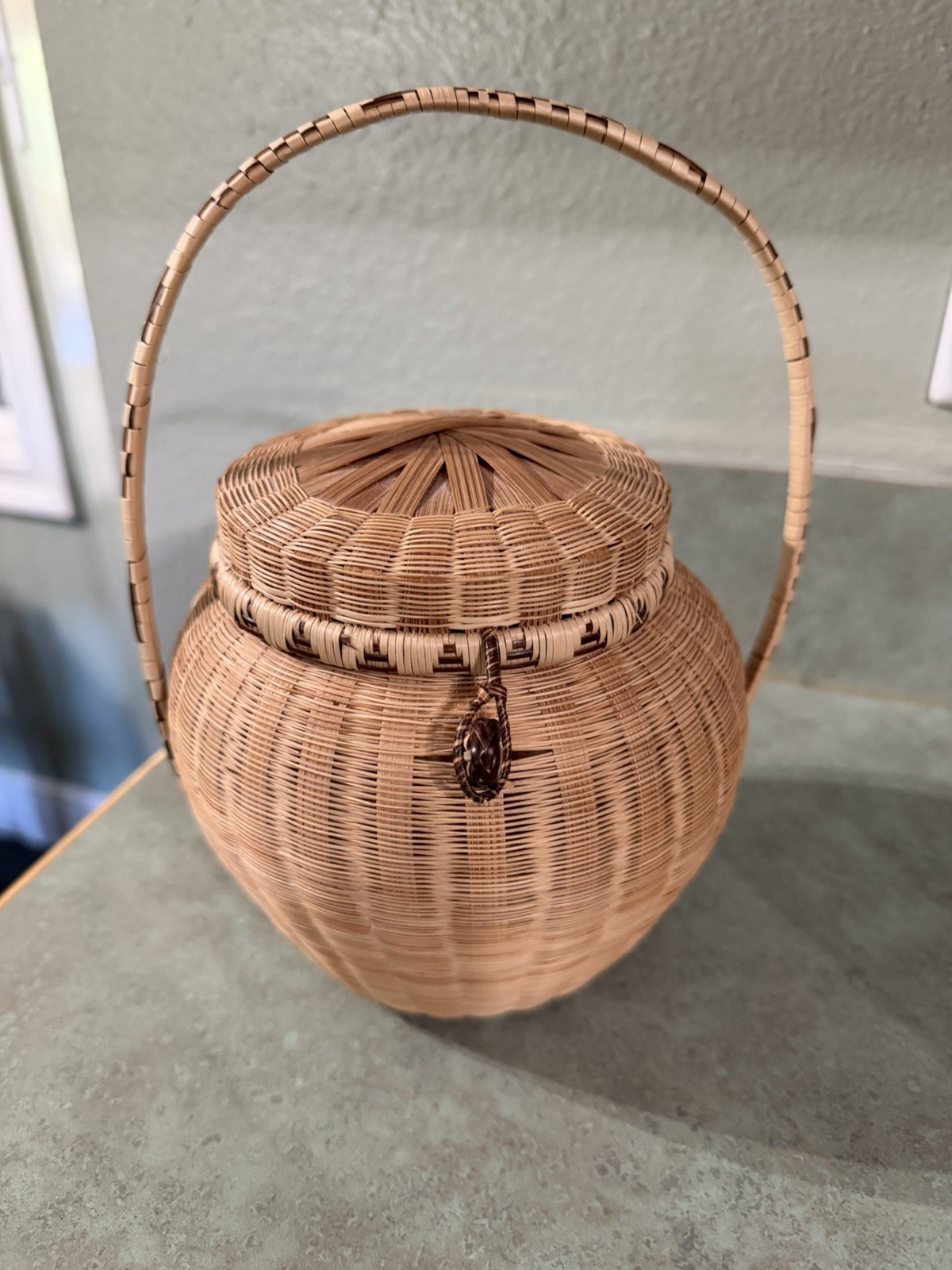Vintage Small Round Wicker Storage Basket.  Lid & Handle Brown