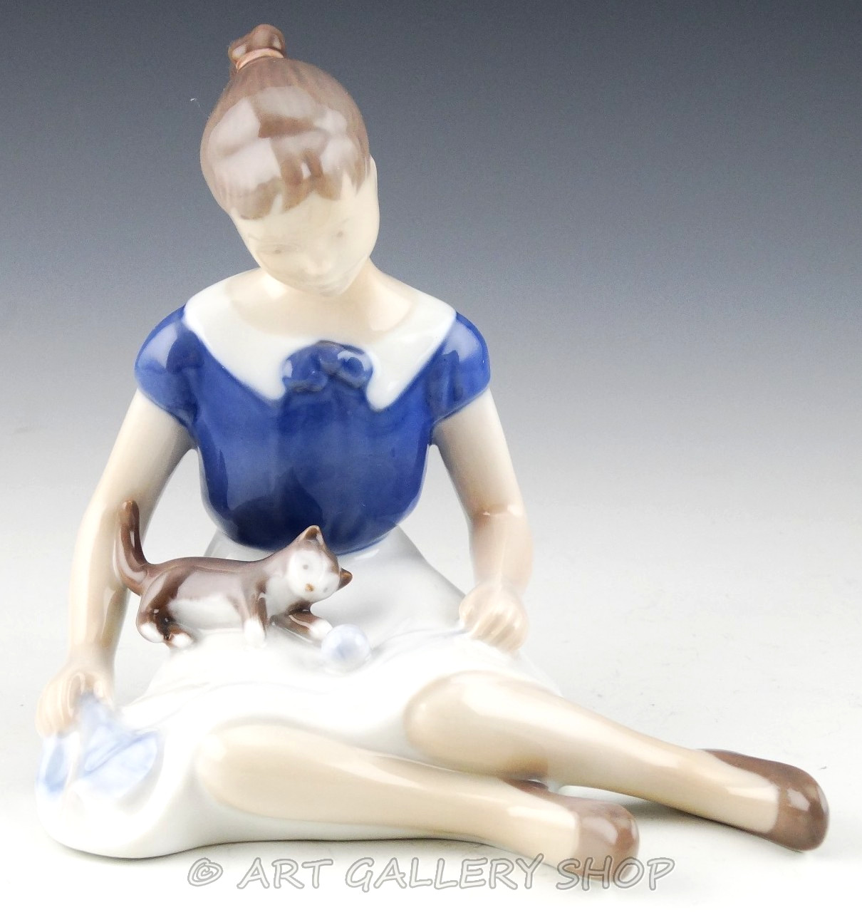 Bing & Grondahl B&G Denmark Copenhagen #2329 GIRL KNITTING with CAT KITTEN Mint
