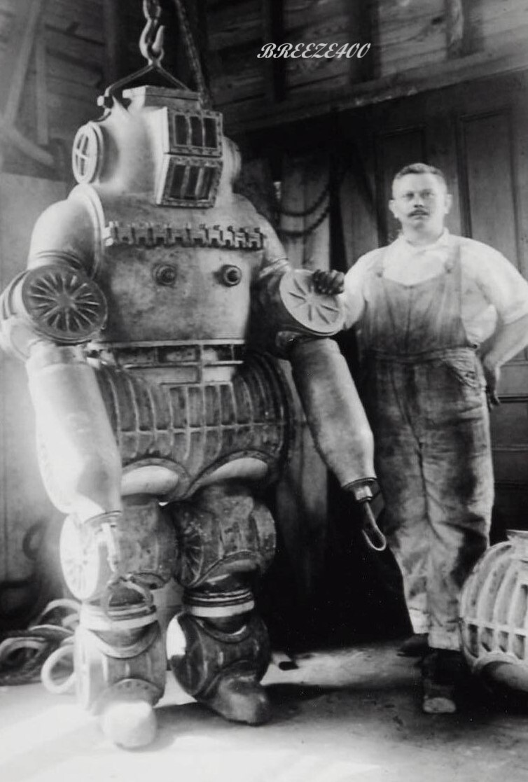 Odd Vintage Photo/Strange/1920's INVENTOR & DEEP DIVING SUIT/4x6 B&W Reprint.